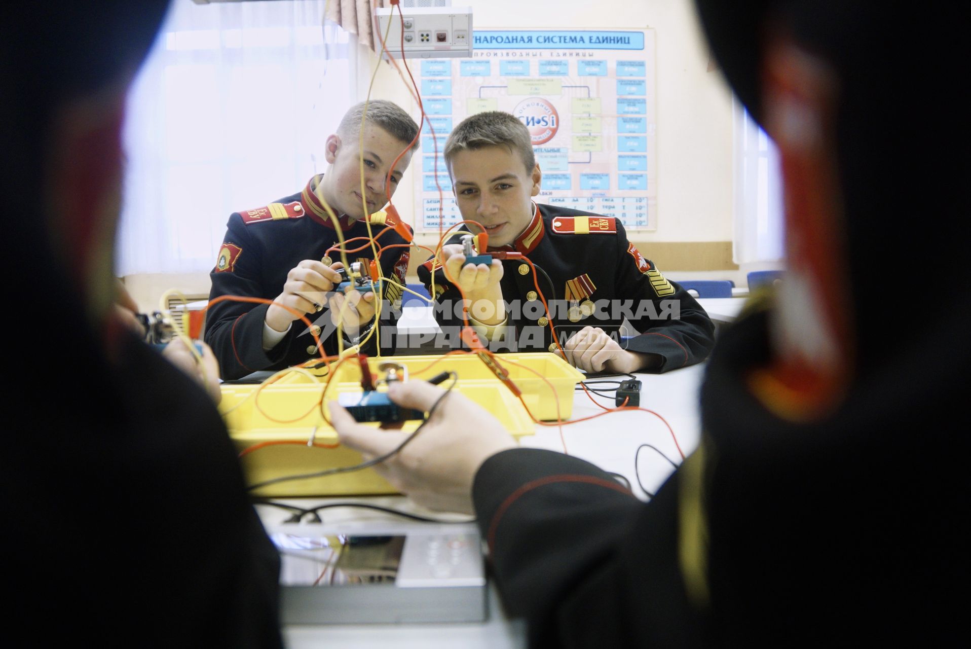 Екатеринбург. Екатеринбургское суворовское военное училище. День открытых дверей. Суворовцы во время лабораторной работы по физике