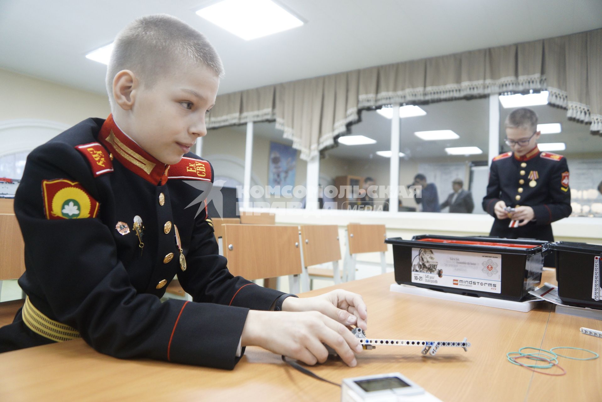 Екатеринбург. Екатеринбургское суворовское военное училище. День открытых дверей. Суворовцы во время занятий в студии робототехники