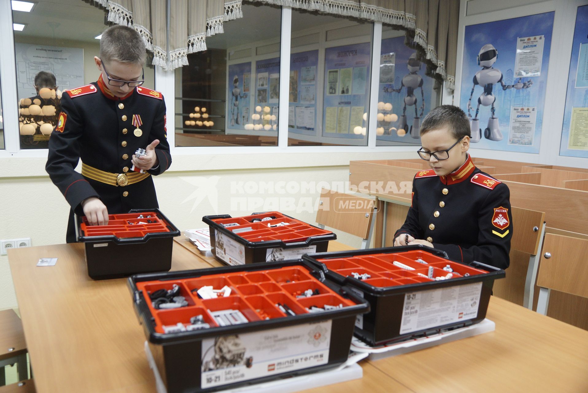 Екатеринбург. Екатеринбургское суворовское военное училище. День открытых дверей. Суворовцы во время занятий в студии робототехники