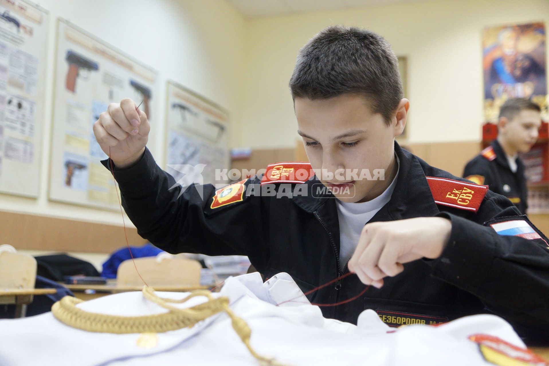 Екатеринбург. Екатеринбургское суворовское военное училище. День открытых дверей. Суворовец подшивает воротничек у мундира