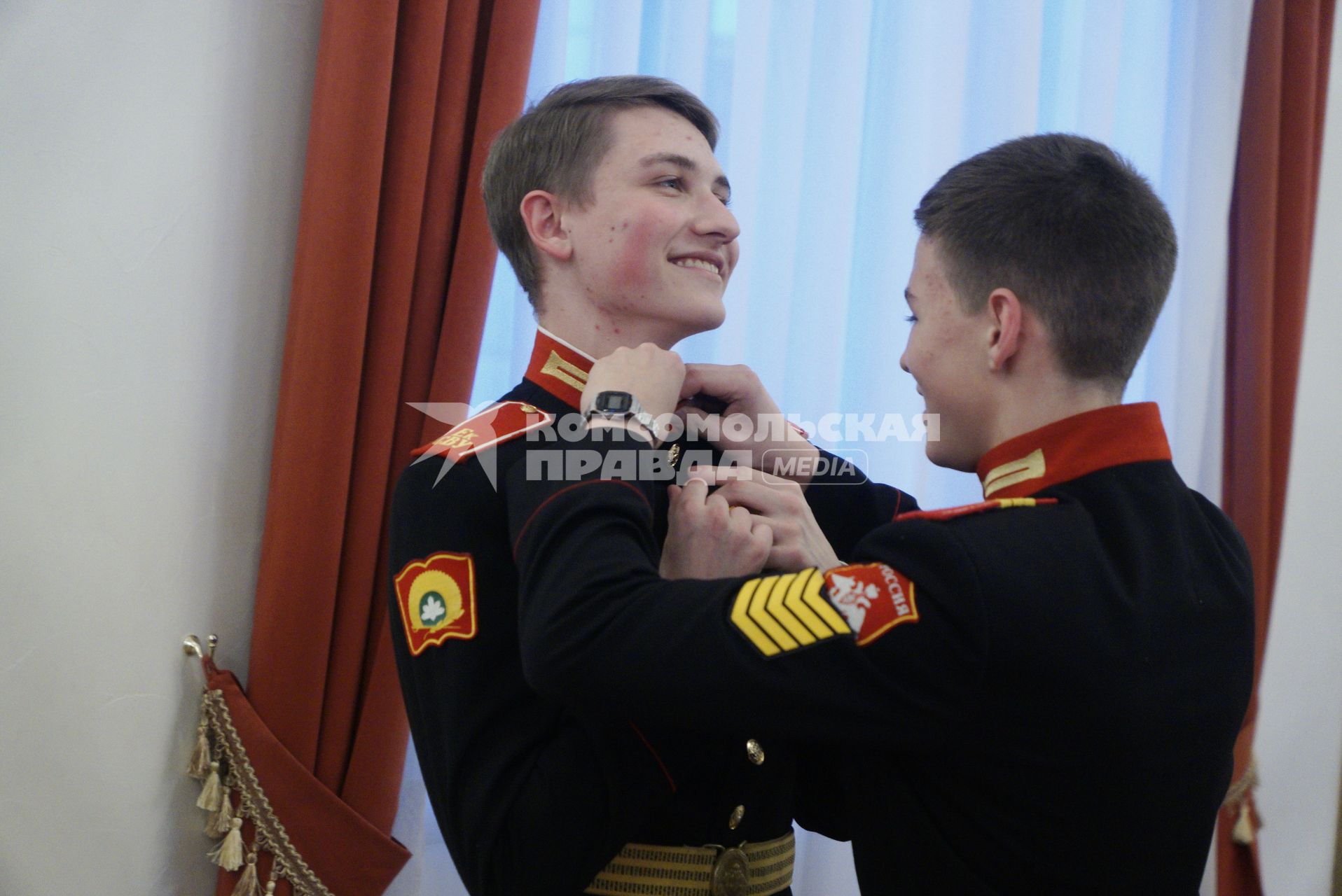 Екатеринбург. Екатеринбургское суворовское военное училище. День открытых дверей. Суворовцы во время занятий бальными танцами