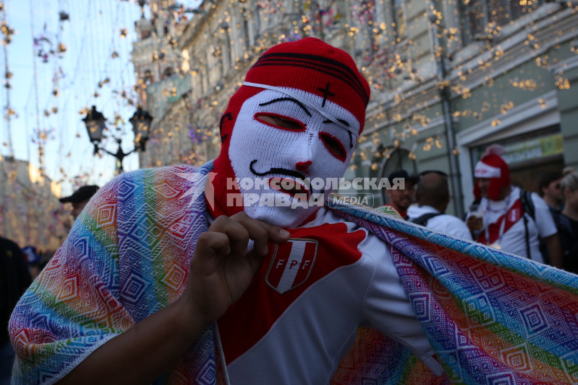 Диск299. Чемпионат мира по футболу 2018 FIFA. На снимке: футбольный болельщик из Перу на Никольской улице