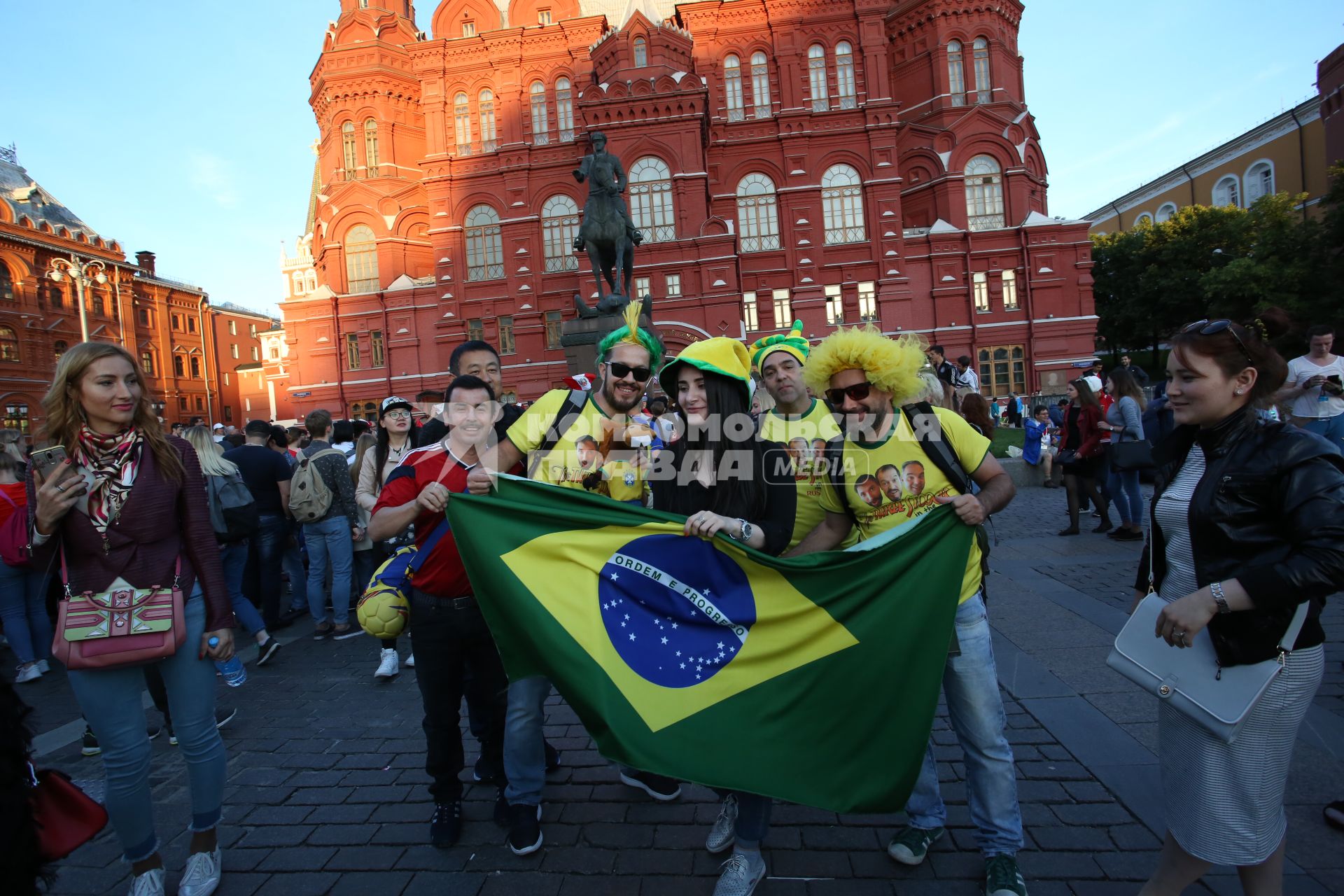 Диск299. Чемпионат мира по футболу 2018 FIFA. На снимке: футбольные болельщики из Бразилии