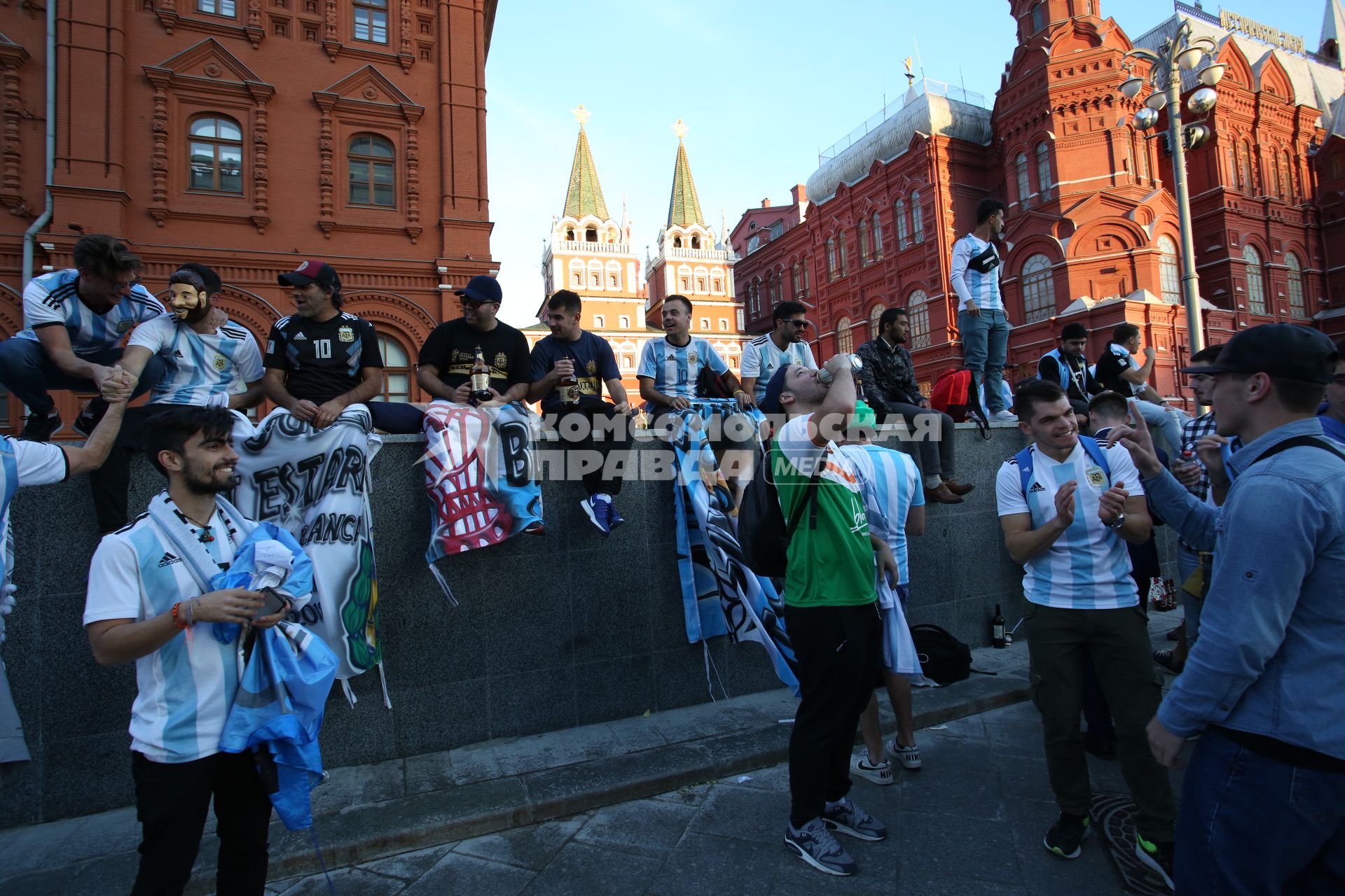 Диск299. Чемпионат мира по футболу 2018 FIFA. На снимке: футбольные болельщики на фоне Красной площади