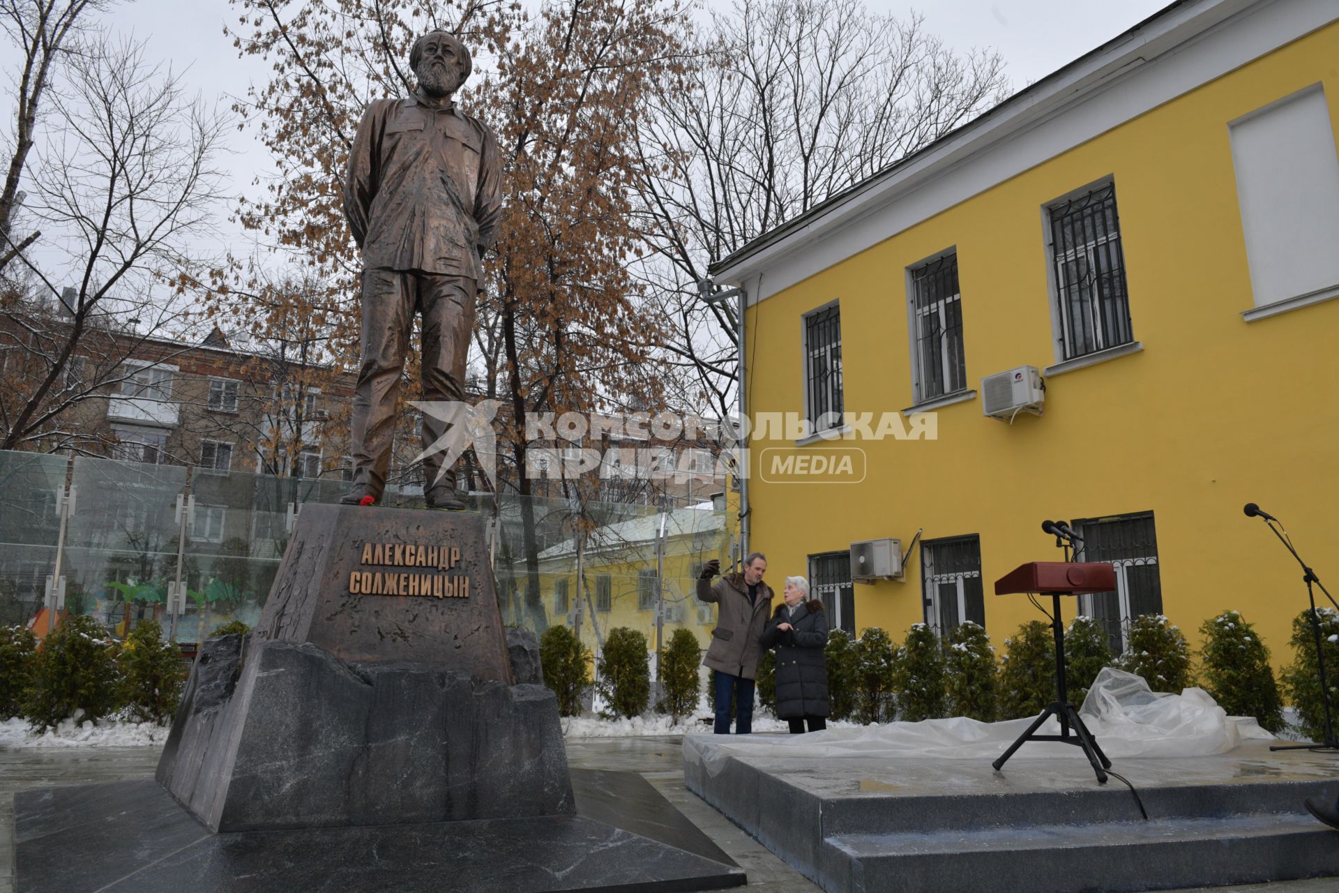 Москва. Памятник писателю Александру Солженицыну открыли на улице Александра Солженицына.