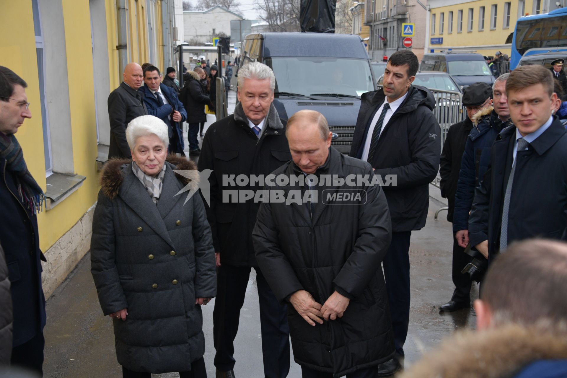 Москва.  Президент Русского общественного фонда А.Солженицына, вдова писателя Наталия Солженицына, Мэр Москвы Сергей Собянин и президент РФ Владимир Путин (слева направо)  на церемонии открытия памятника писателю Александру Солженицыну.