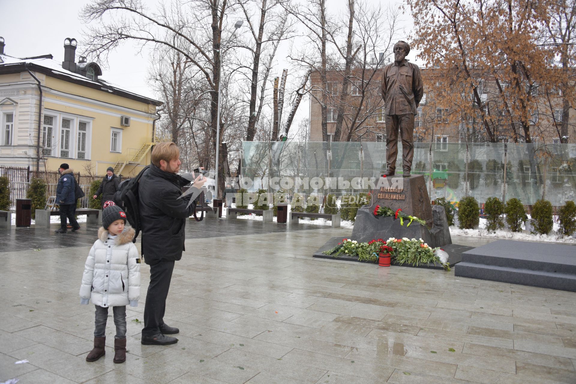 Москва. Памятник писателю Александру Солженицыну открыли на улице Александра Солженицына.
