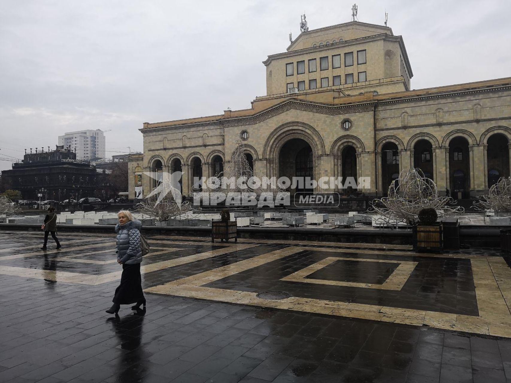 Армения, Ереван. Вид на площадь  Республики.