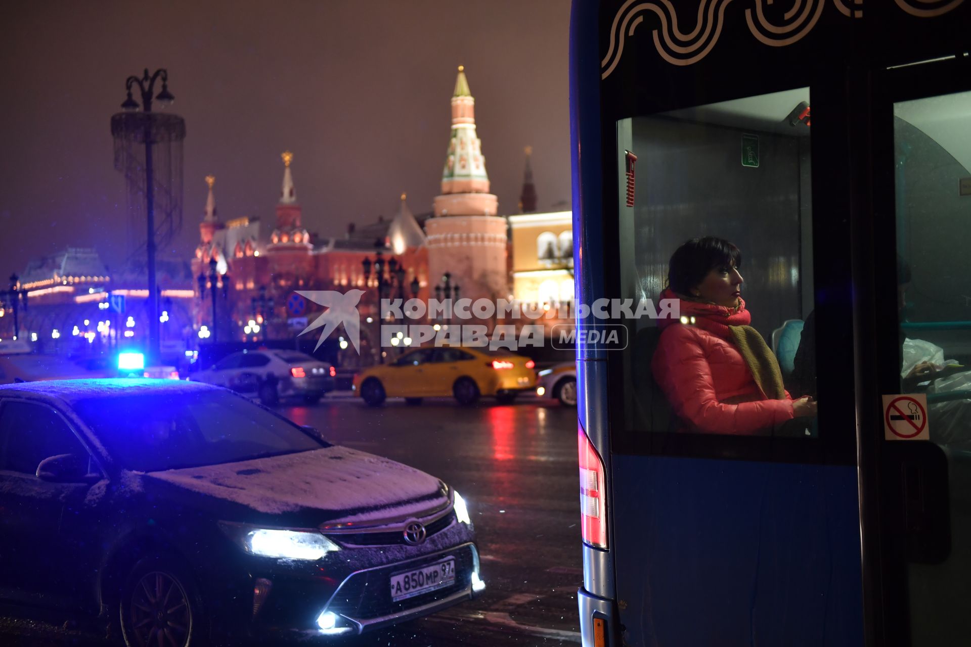 Москва.   Девушка в салоне автобуса.