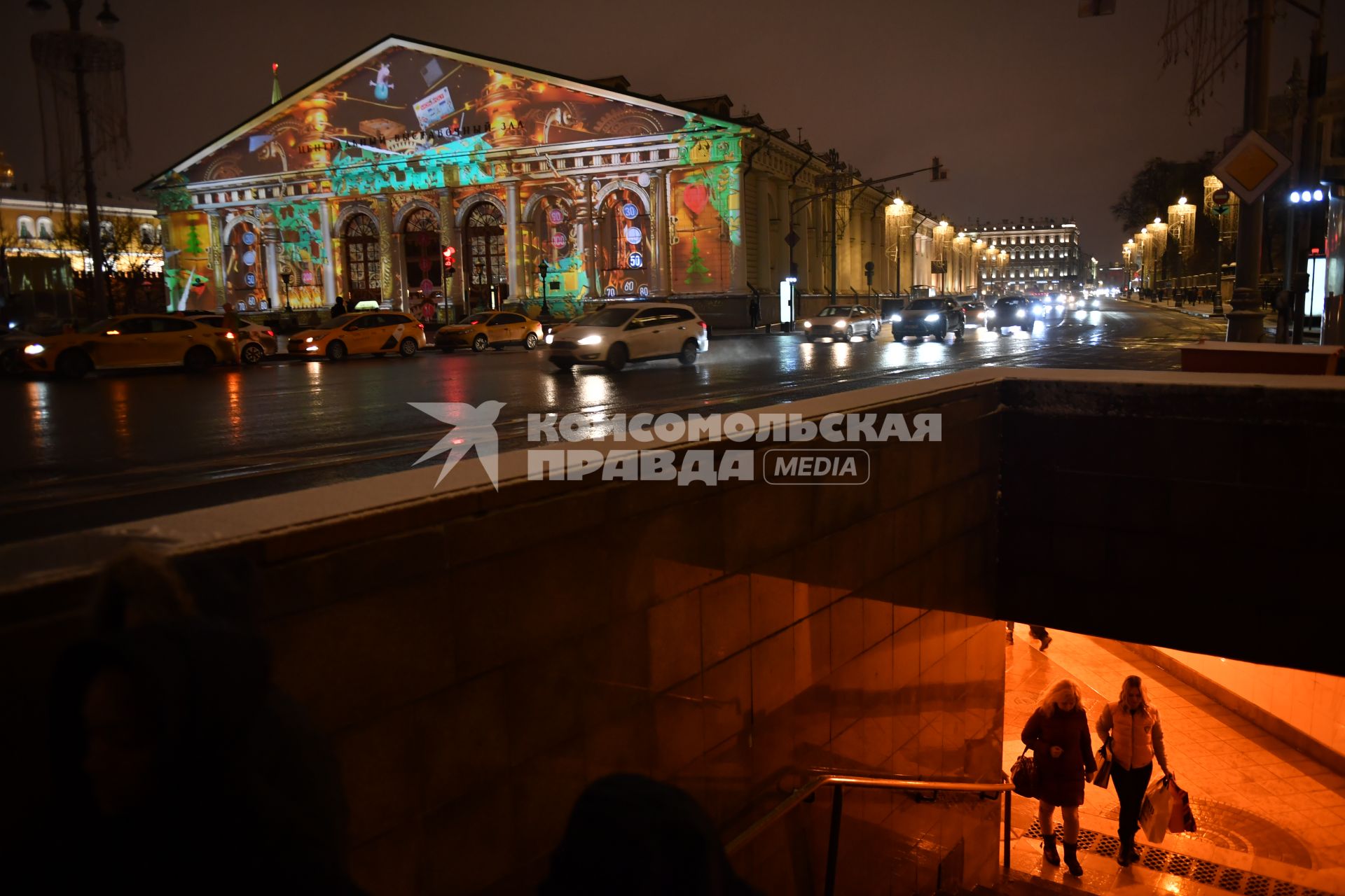 Москва.   Новогодняя подсветка на фасаде здания Центрального выставочного зала `Манеж`.