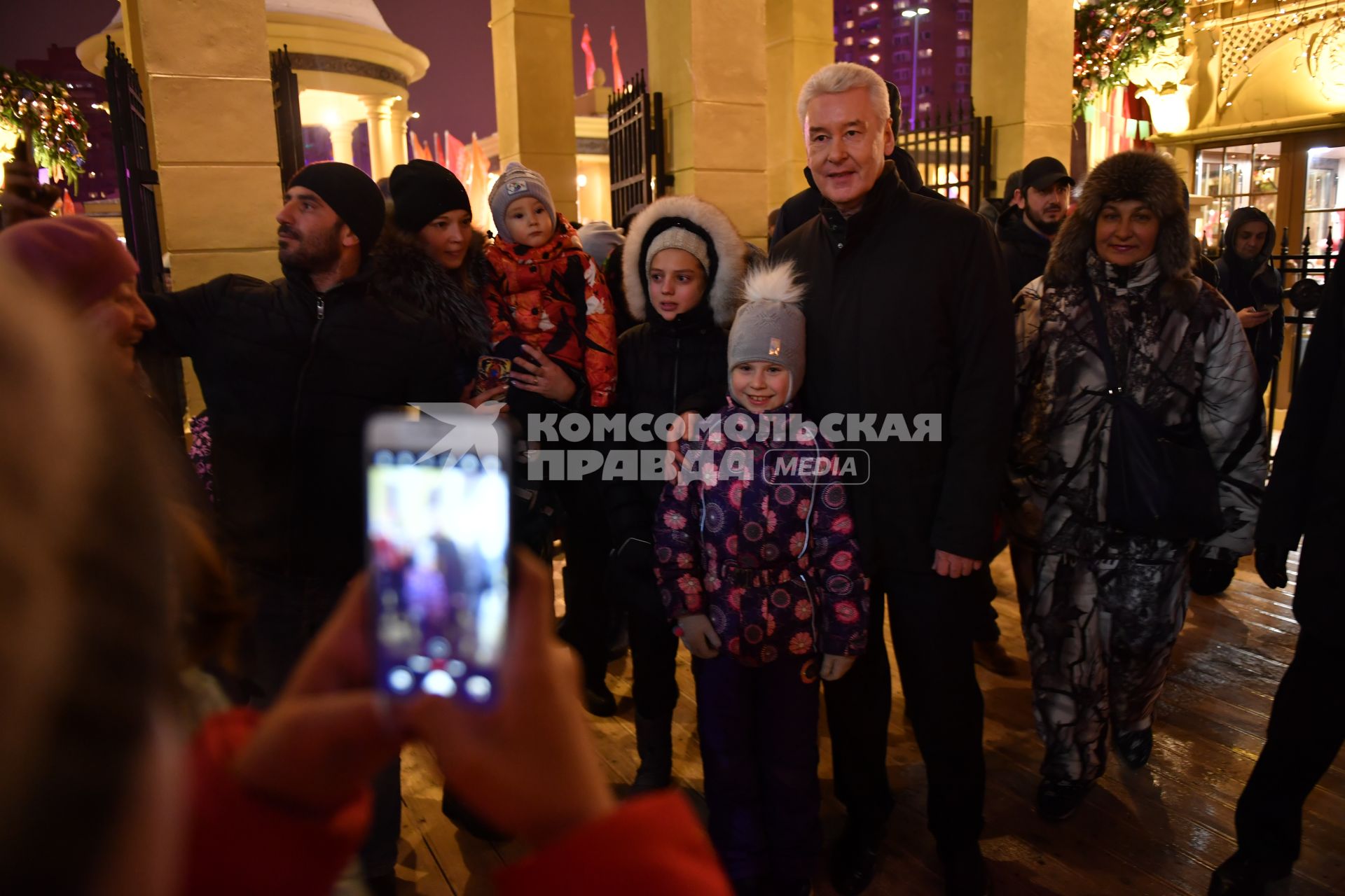 Москва.  Мэр Москвы Сергей Собянин на открытии фестиваля `Путешествие в Рождество` на площади Славы  в Кузьминках.