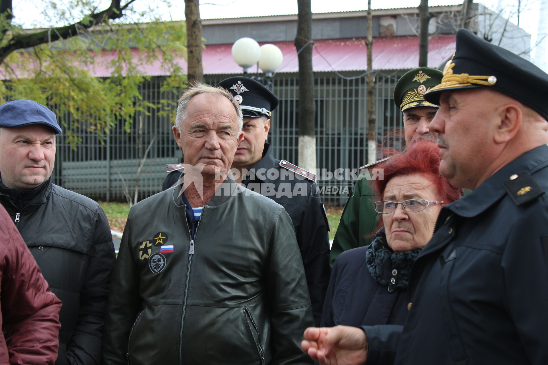 Владивосток. Председатель совета `Боевого братства` Москвы Валерий Востротин (второй слева) и председатель солдатских матерей России Флера Салиховская во время  `Выездной сессии` Общественного совета при Министерстве обороны РФ.