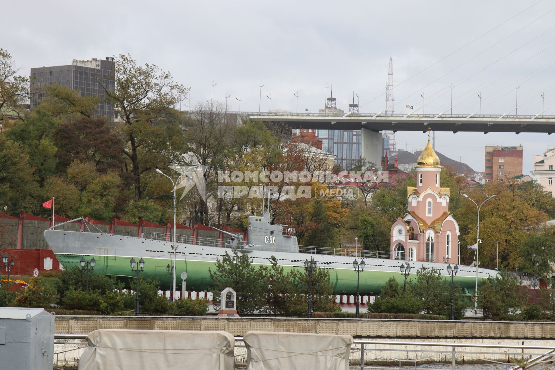 Владивосток.  Мемориальная гвардейская подводная лодка С-56 и храм-часовня Апостола Андрея Первозванного на Корабельной набережной.