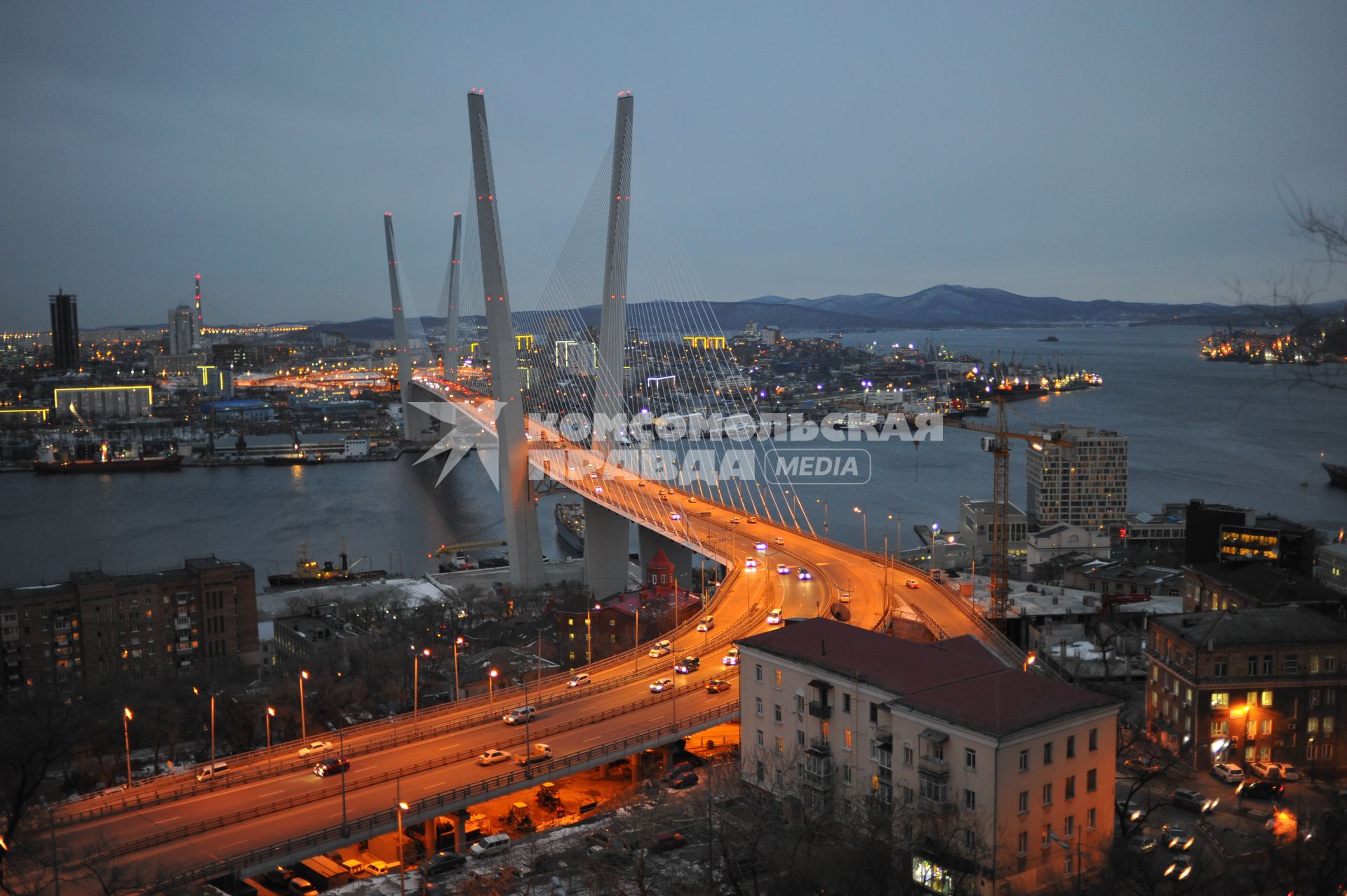 Владивосток.  Вид на Вантовый мост через бухту Золотой Рог.