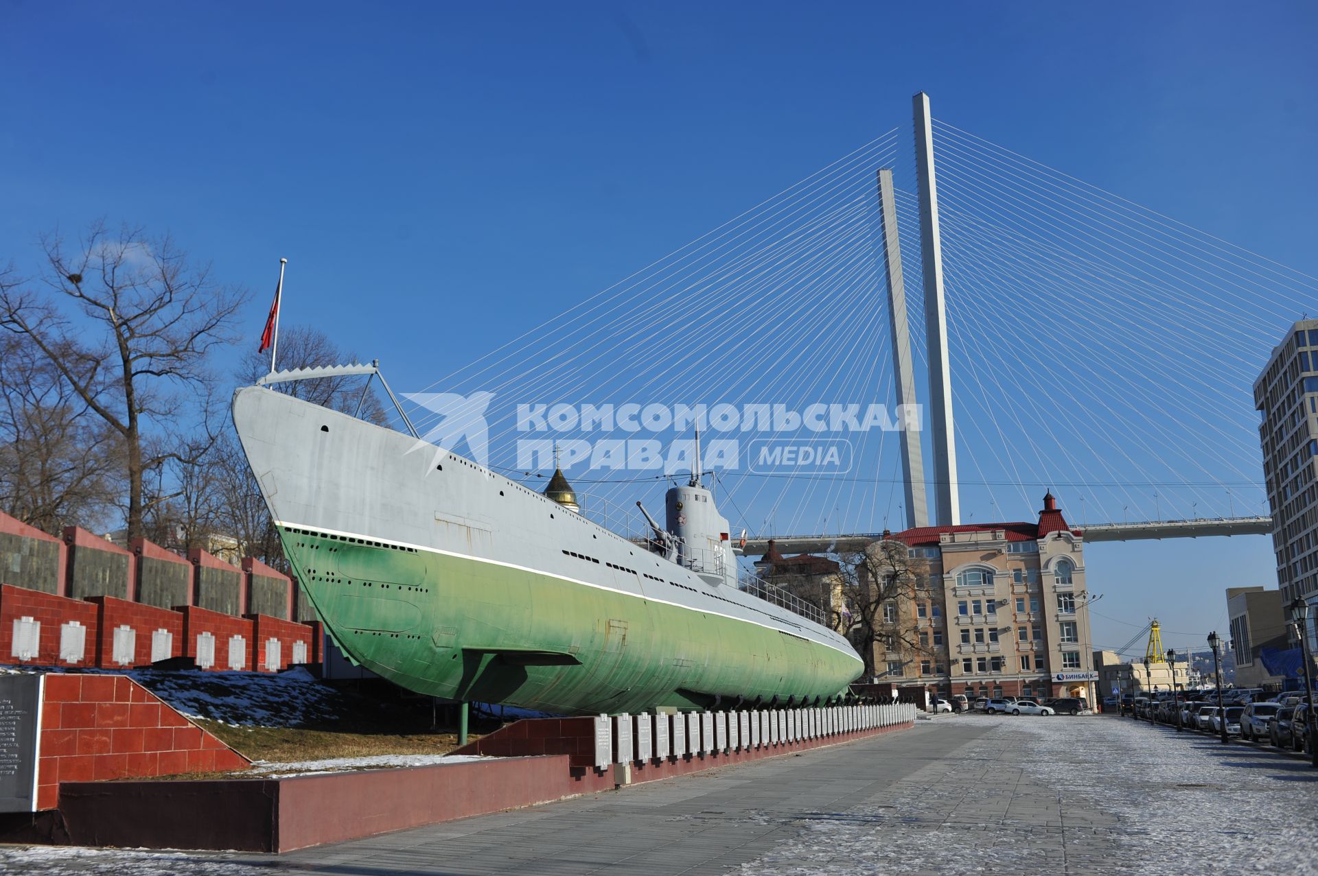 Владивосток.   Мемориальная гвардейская подводная лодка С-56 на Корабельной набережной.