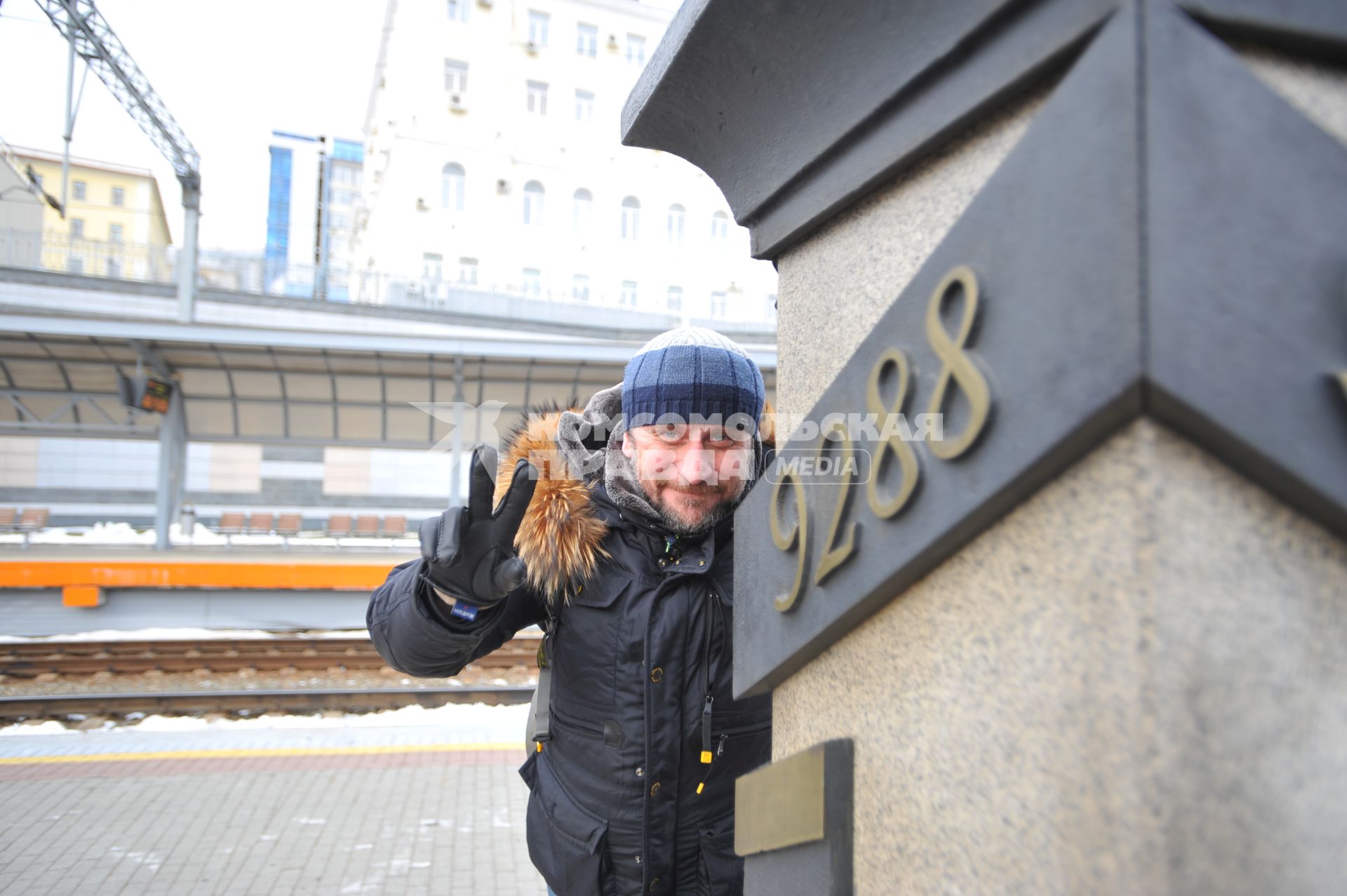 Владивосток. Корреспондент `Комсомольской правды` Владимир Ворсобин  у километрового столба 9288 км.