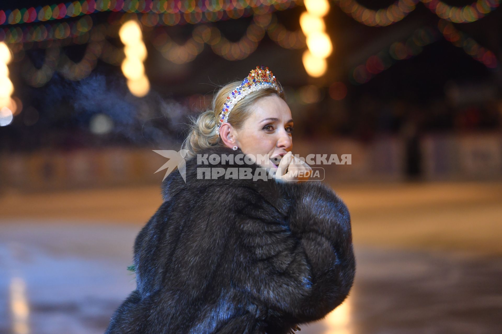 Москва. Олимпийская чемпионка по фигурному катанию Татьяна Навка    на открытии ГУМ-катка на Красной площади.