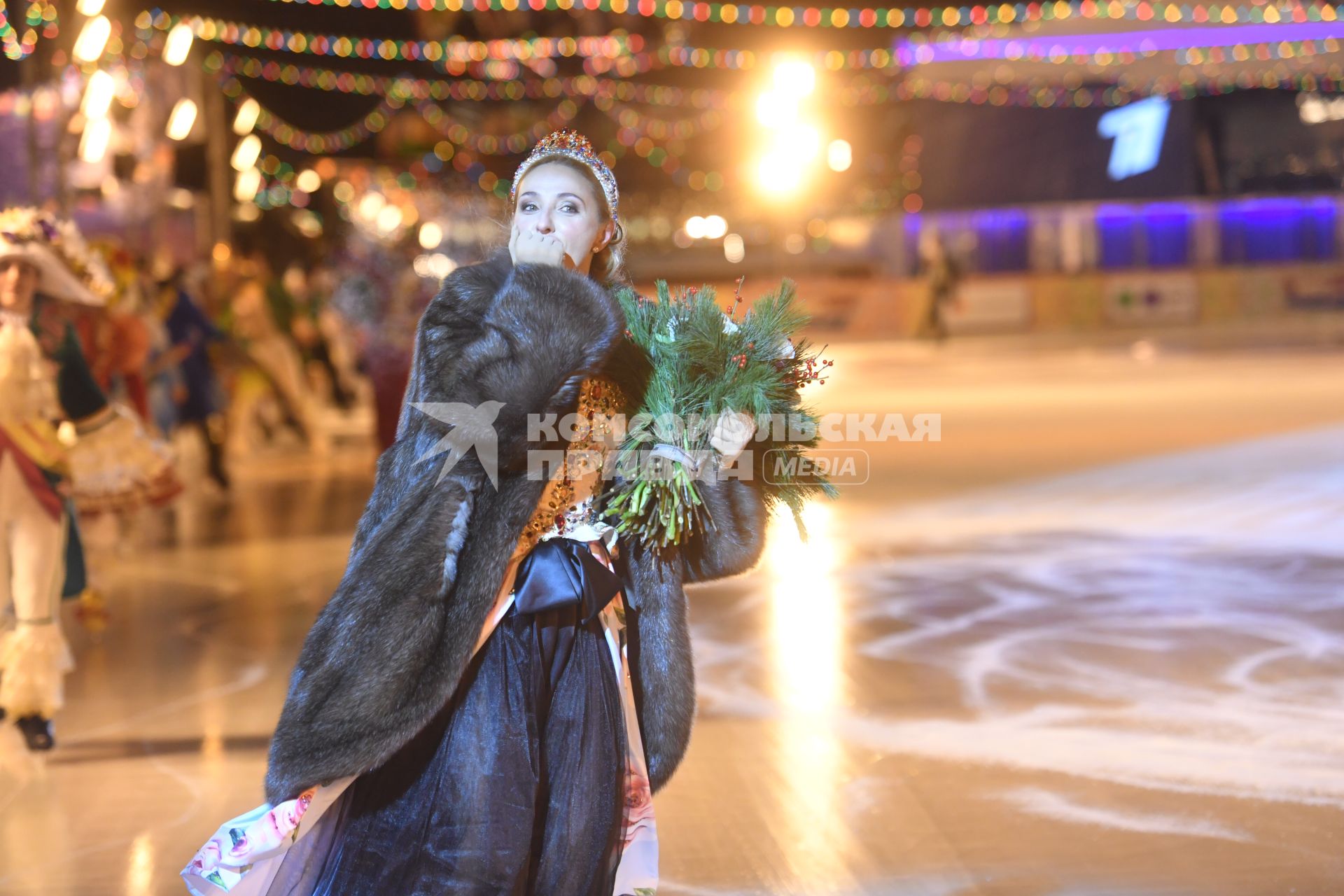 Москва. Олимпийская чемпионка по фигурному катанию Татьяна Навка    на открытии ГУМ-катка на Красной площади.