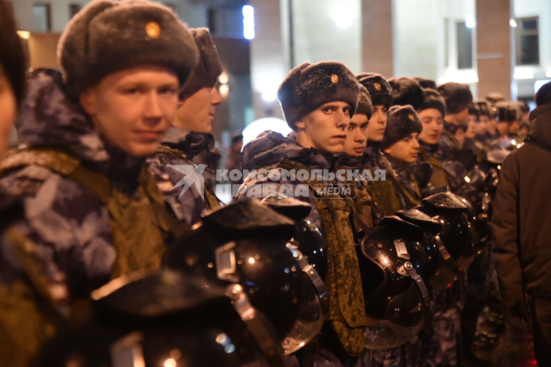 Москва.  Полицейское оцепление перед началом  матча группового этапа Лиги чемпионов УЕФА  между  фк ЦСКА и фк `Виктория`(Чехия).