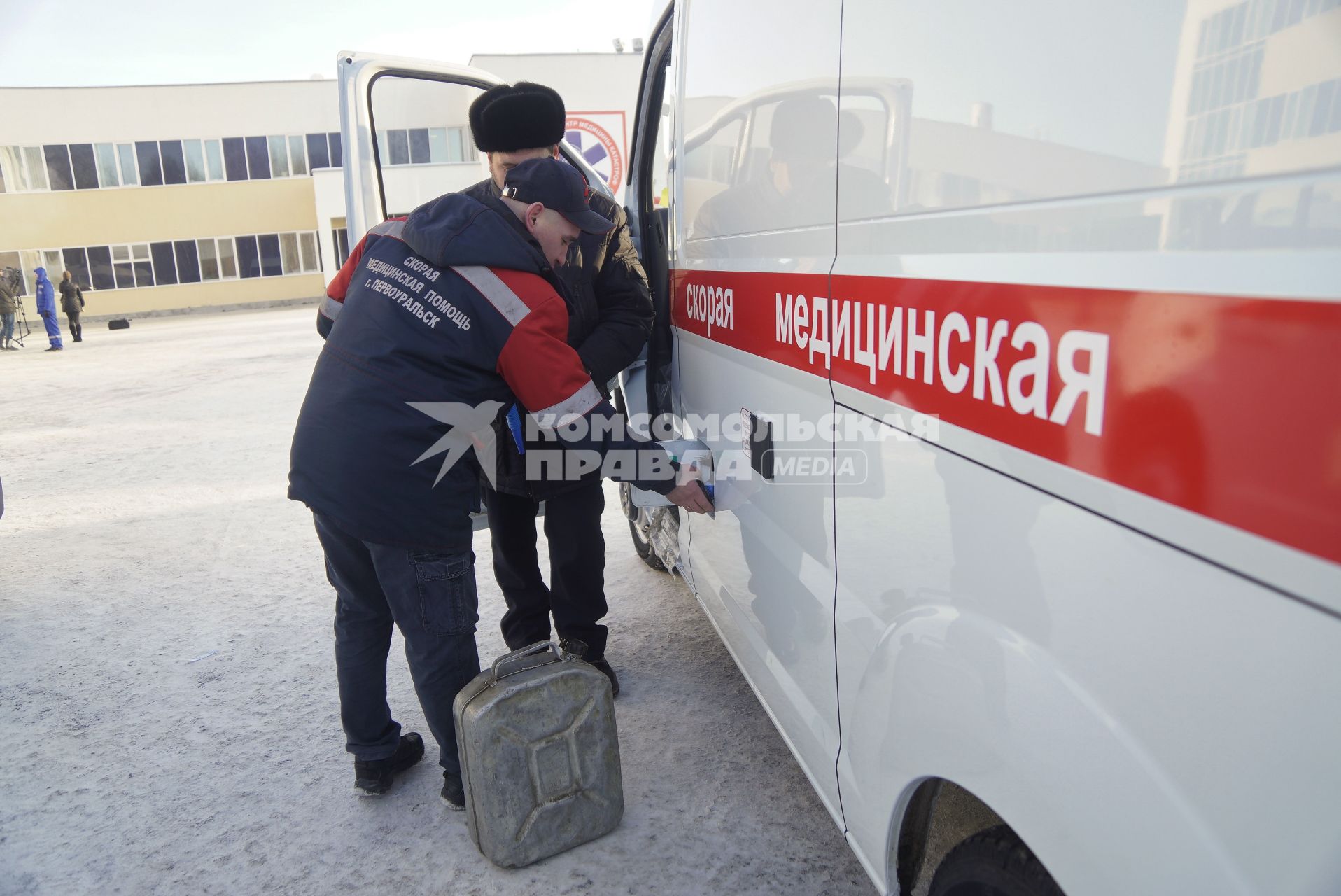 Екатеринбург. Вручение машин скорой медицинской помощи для больниц и подстанция СМП городов Свердловской области. Водитель забравляет машину бензином из канистры