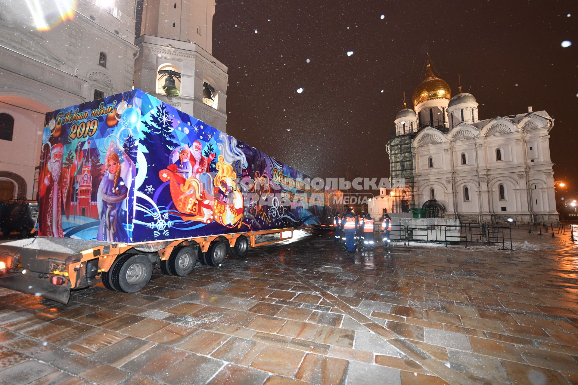 Москва.  Грузовой автомобиль с упакованной главной новогодней елкой России в Кремле.