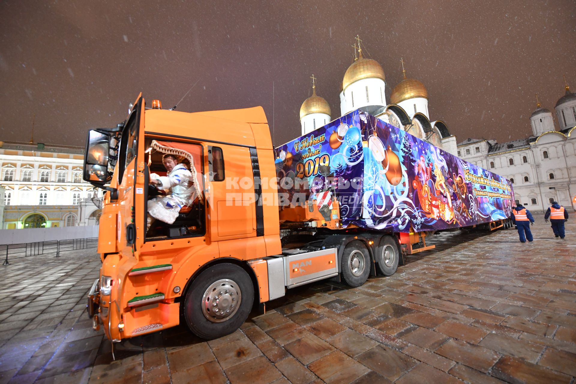 Москва.  Грузовой автомобиль с упакованной главной новогодней елкой России в Кремле.