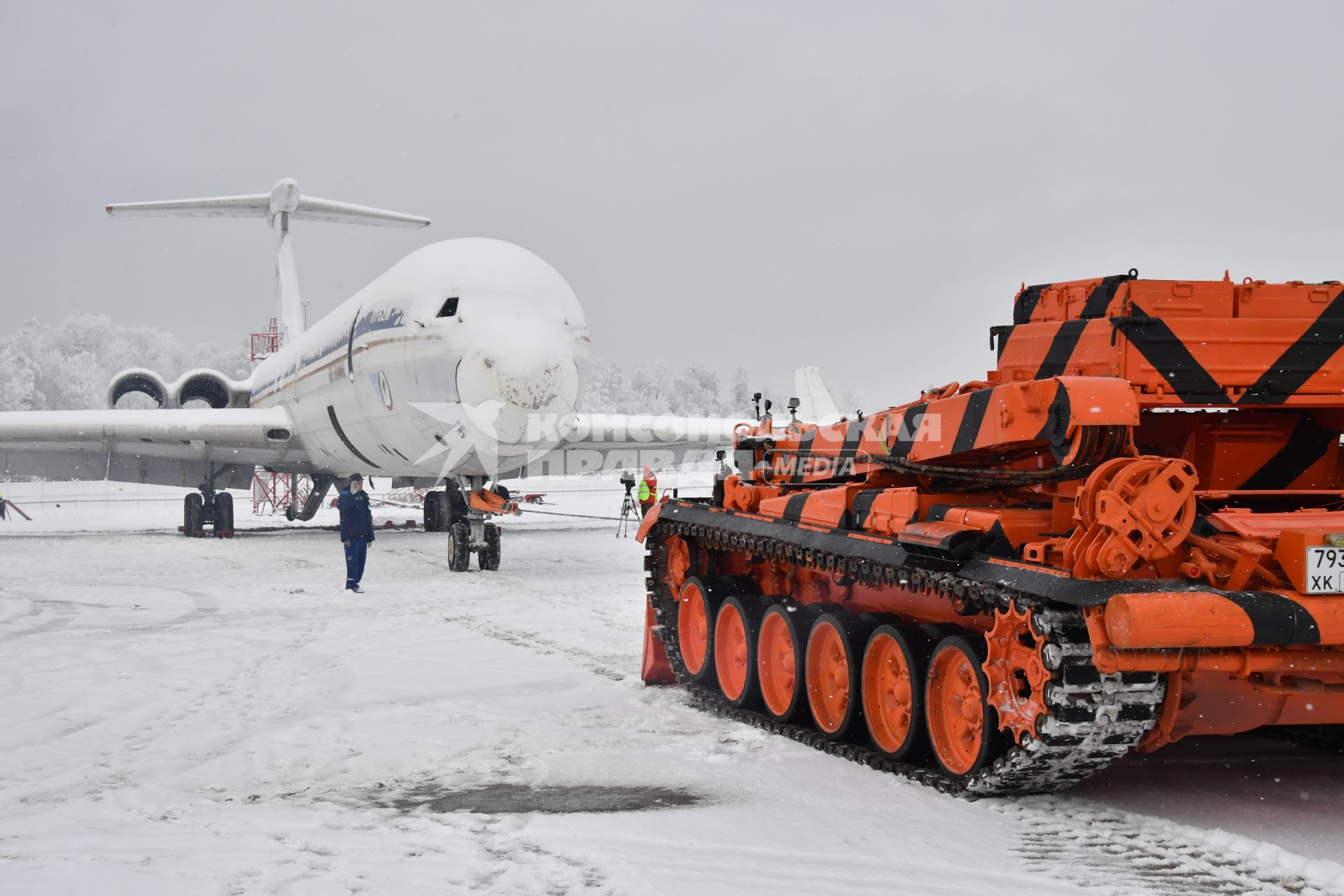 Московская область.  Бронированная ремонтно-эвакуационная  машина БРЭМ-1   буксирует самолет Ил-62М в аэропорту Домодедово.