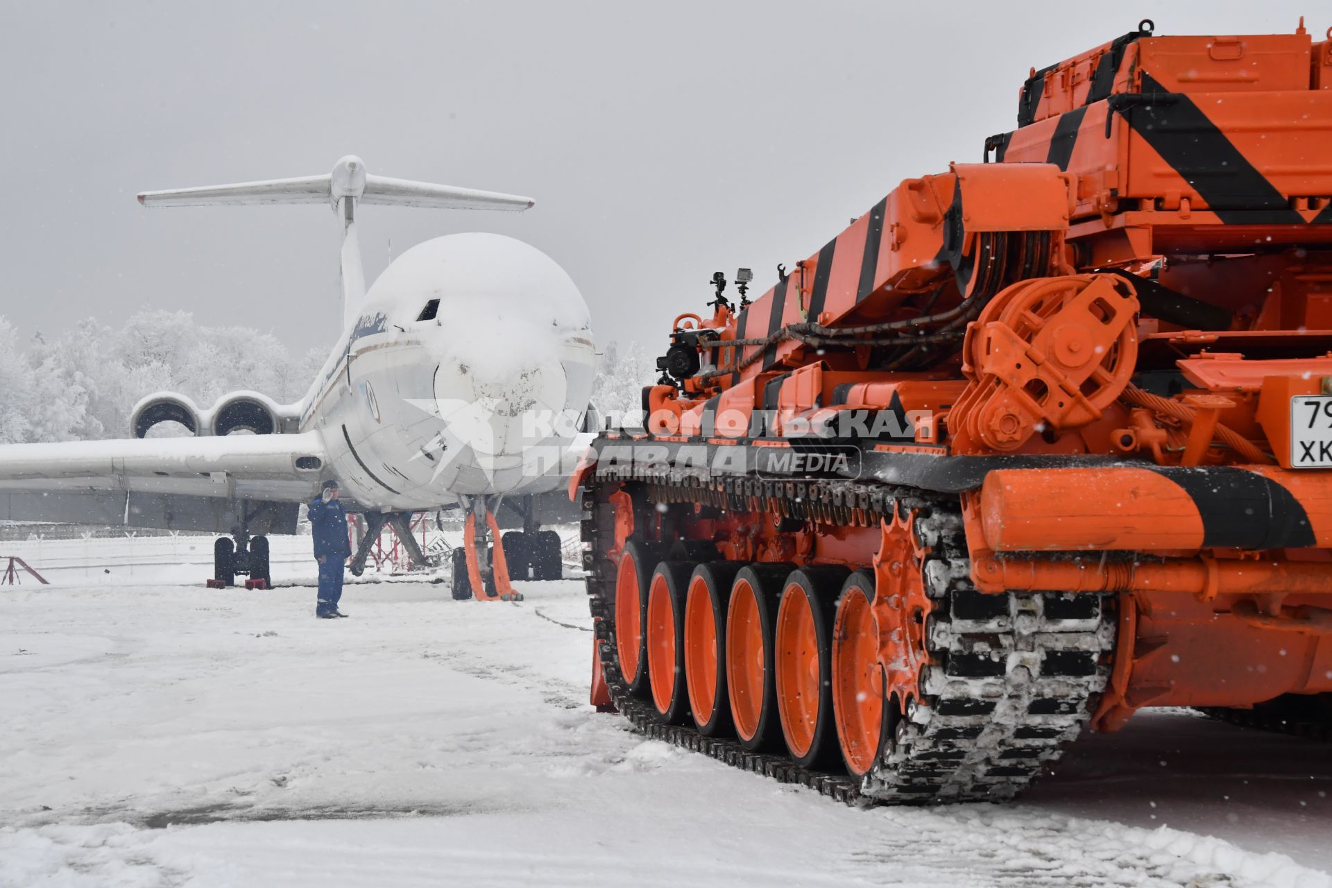 Московская область.  Бронированная ремонтно-эвакуационная  машина БРЭМ-1   буксирует самолет Ил-62М в аэропорту Домодедово.