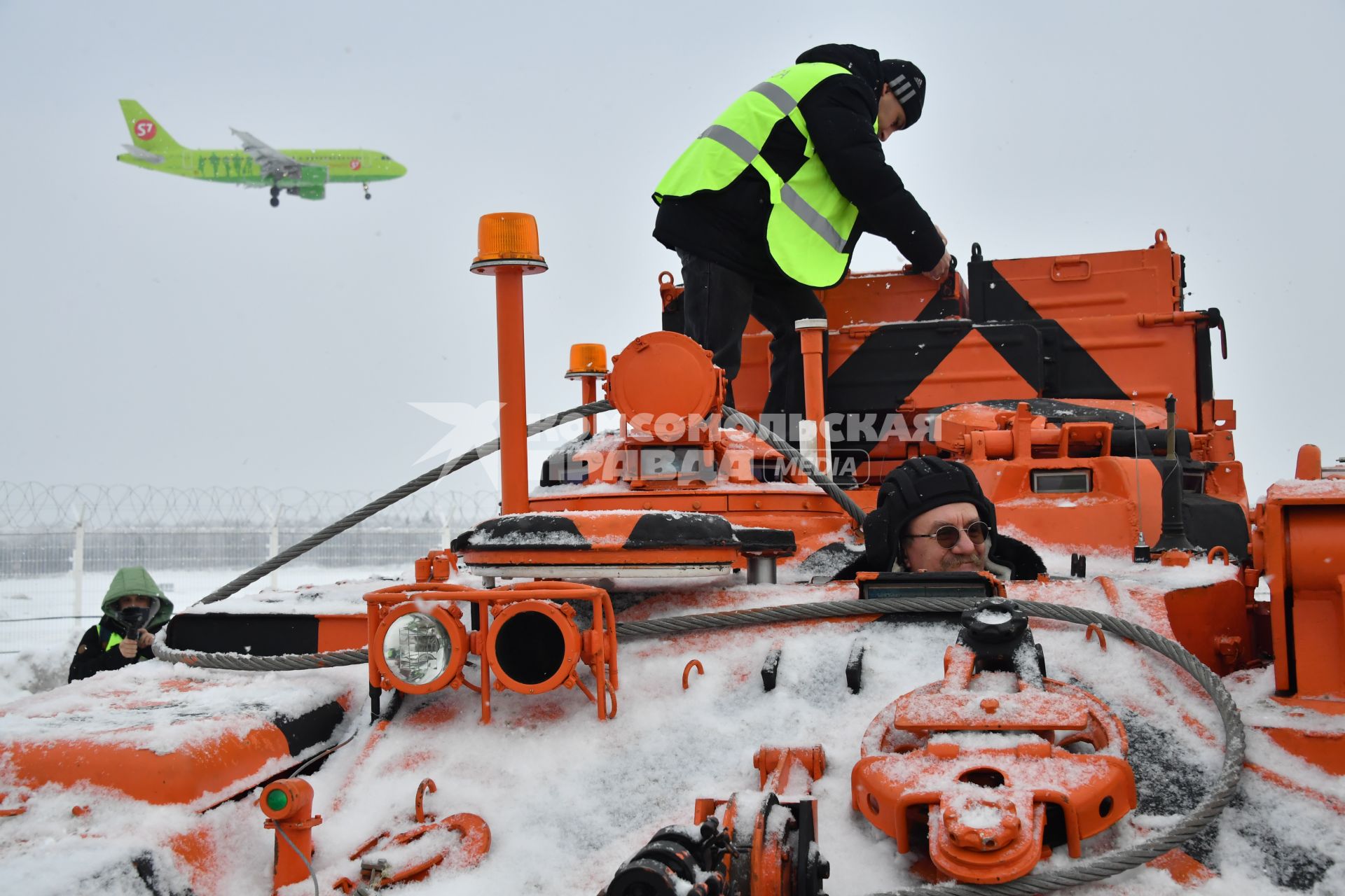Московская область.  Бронированная ремонтно-эвакуационная  машина БРЭМ-1 в аэропорту Домодедово.