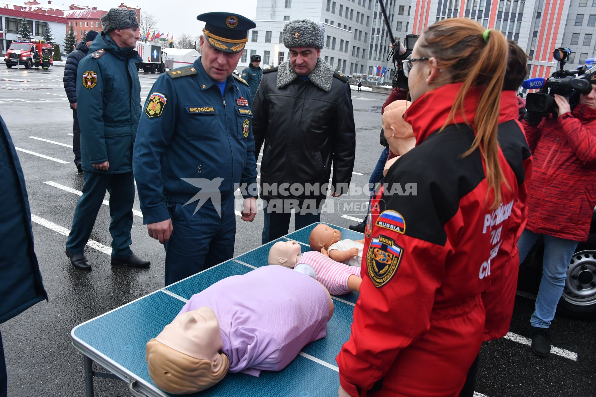 Москва. Министр  МЧС РФ Евгений Зиничев перед церемонией   награждения победителей  Всероссийского фестиваля `Созвездие мужества`в Академии МЧС.