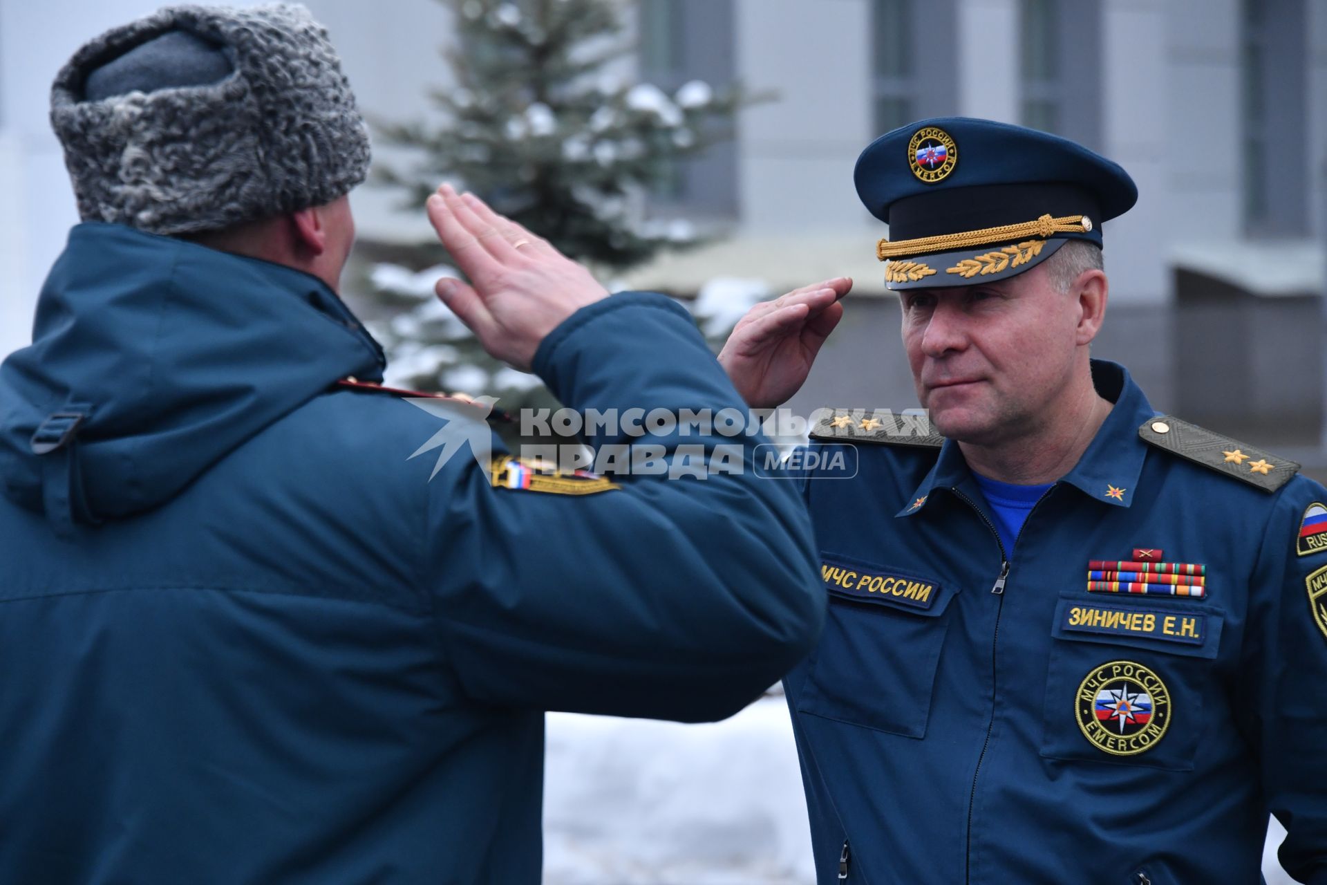 Москва. Министр  МЧС РФ Евгений Зиничев  перед церемонией   награждения победителей  Всероссийского фестиваля `Созвездие мужества`в Академии МЧС.