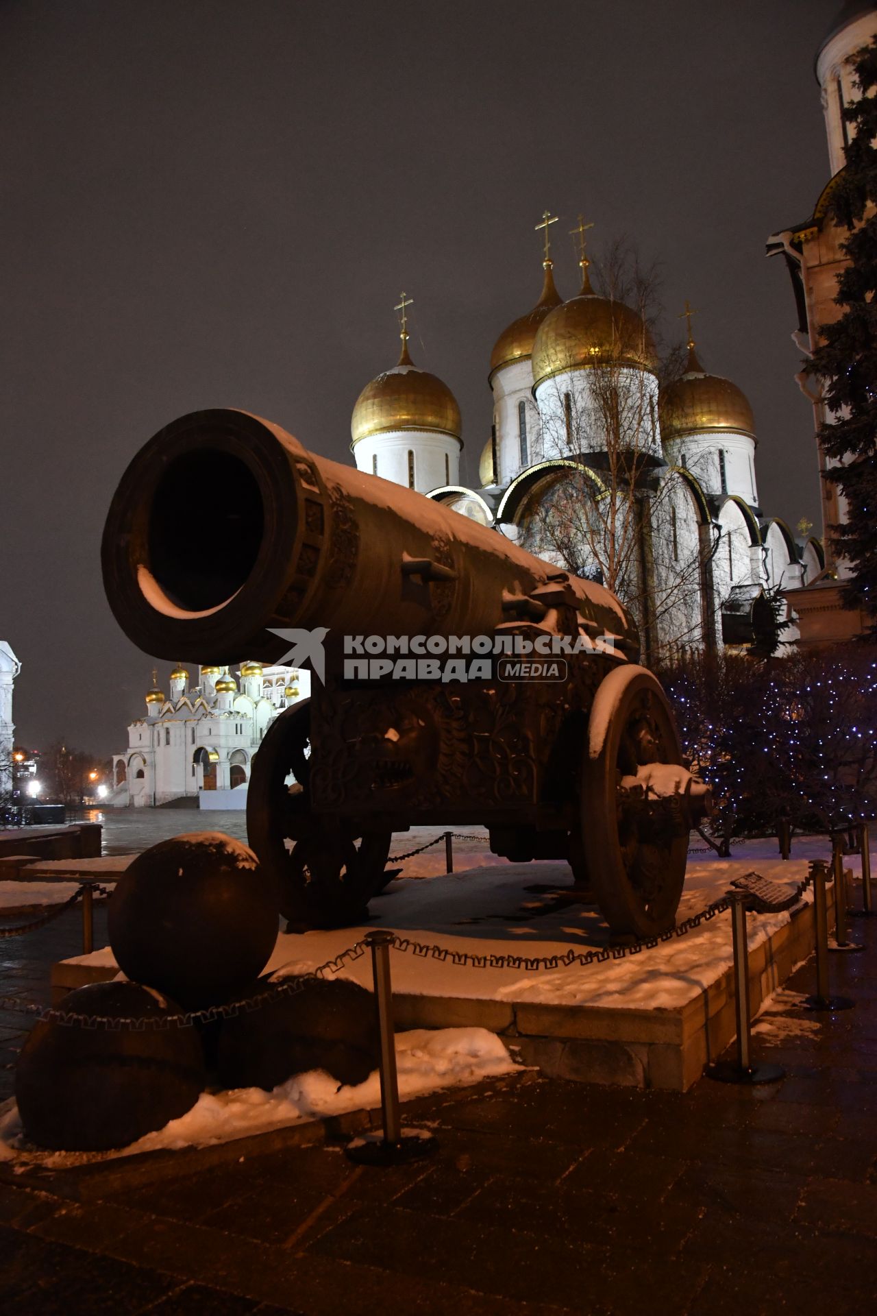 Москва. Царь-пушка на Ивановской площади Кремля.