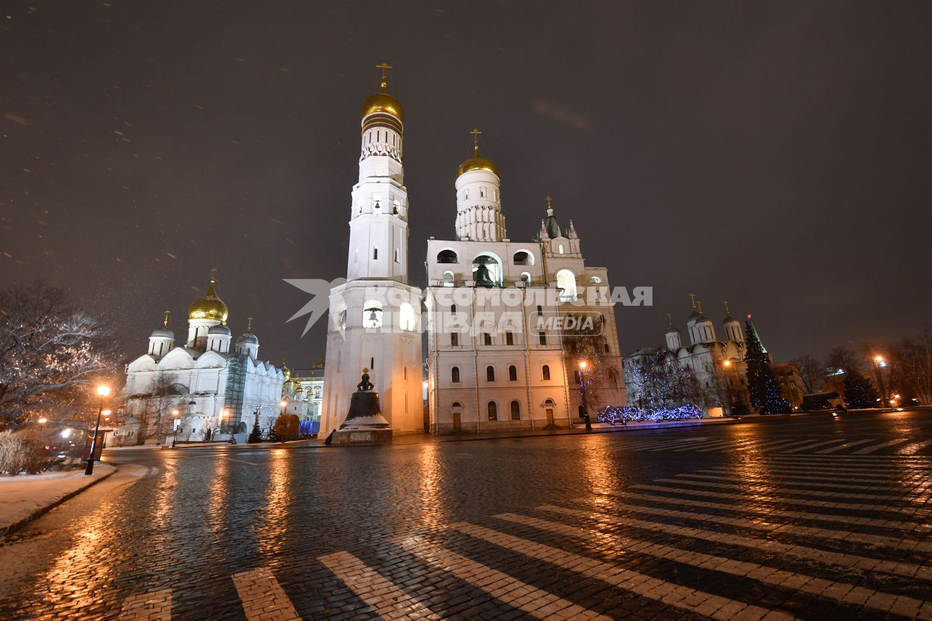 Москва. Вид на Успенскую звонницу и колокольню Ивана Великого.