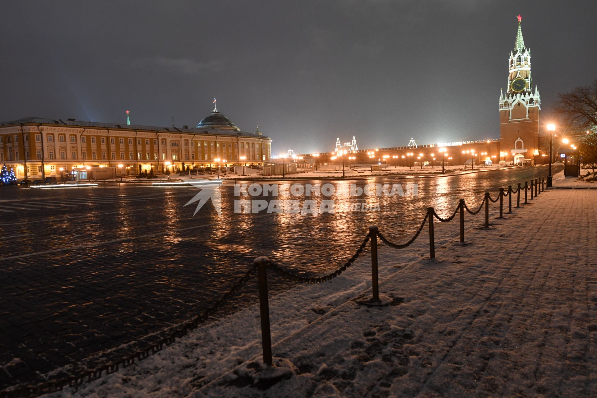 Москва. Вид на Спасскую башню и Ивановскую площадь Кремля.