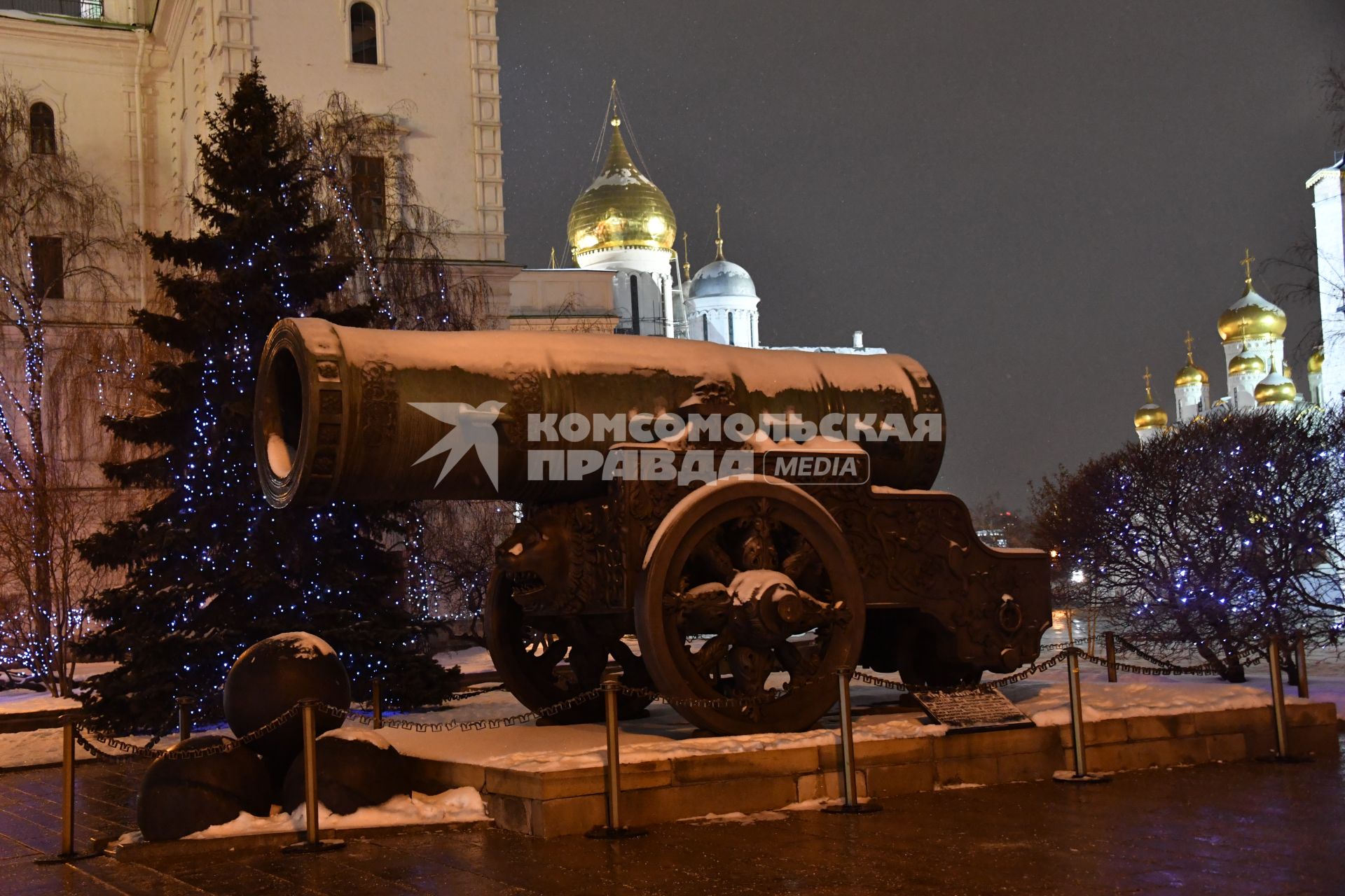 Москва. Царь-пушка на Ивановской площади Кремля.