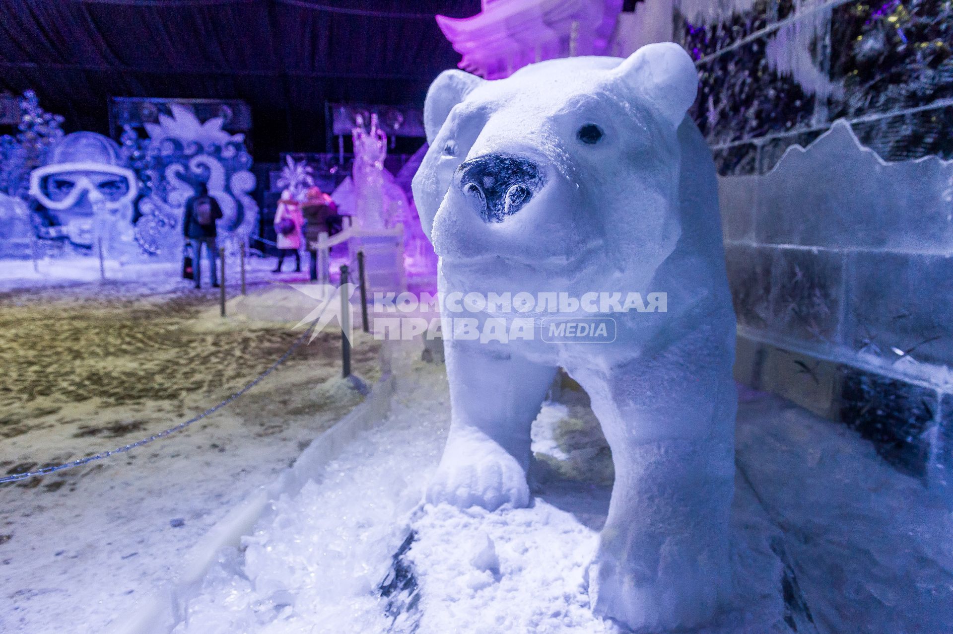 Санкт-Петербург. Скульптура  белого медведя  на фестивале ледовых скульптур ICE Fantasy в Петропавловской крепости.