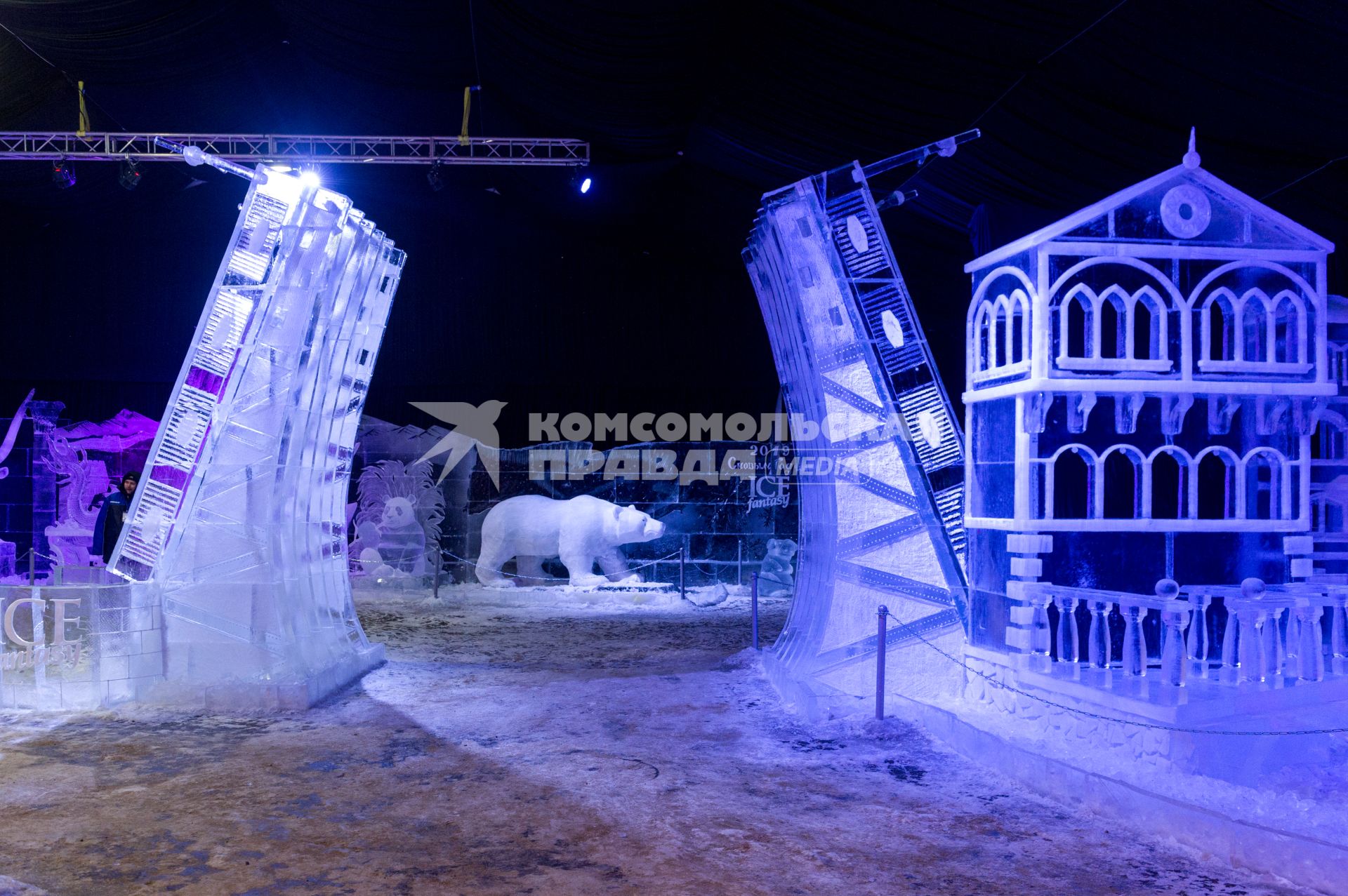 Санкт-Петербург.  На фестивале ледовых скульптур ICE Fantasy в Петропавловской крепости.
