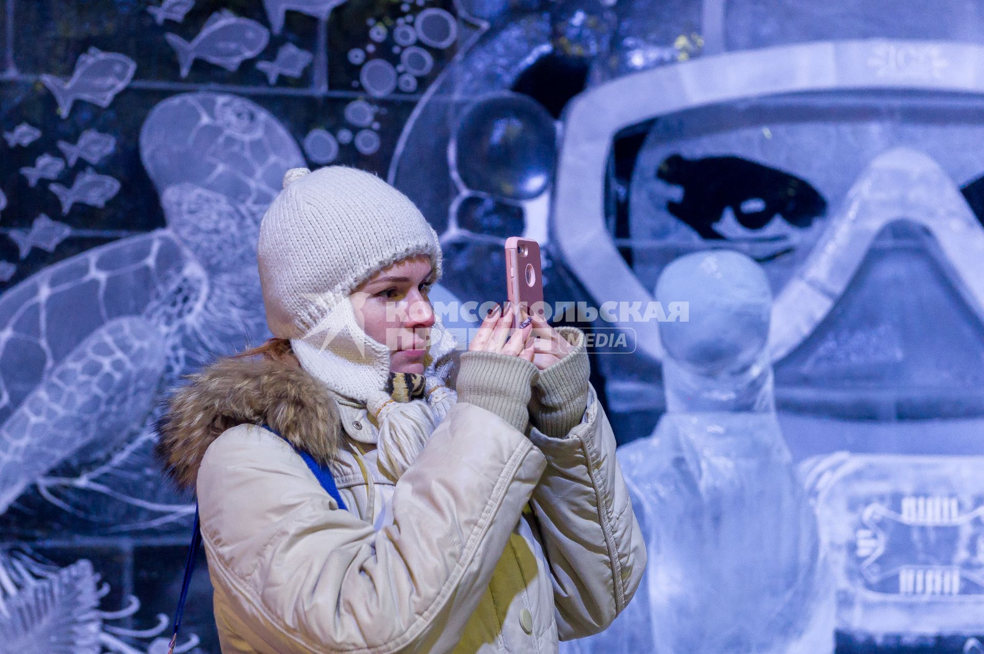 Санкт-Петербург. Посетительница на фестивале ледовых скульптур ICE Fantasy в Петропавловской крепости.