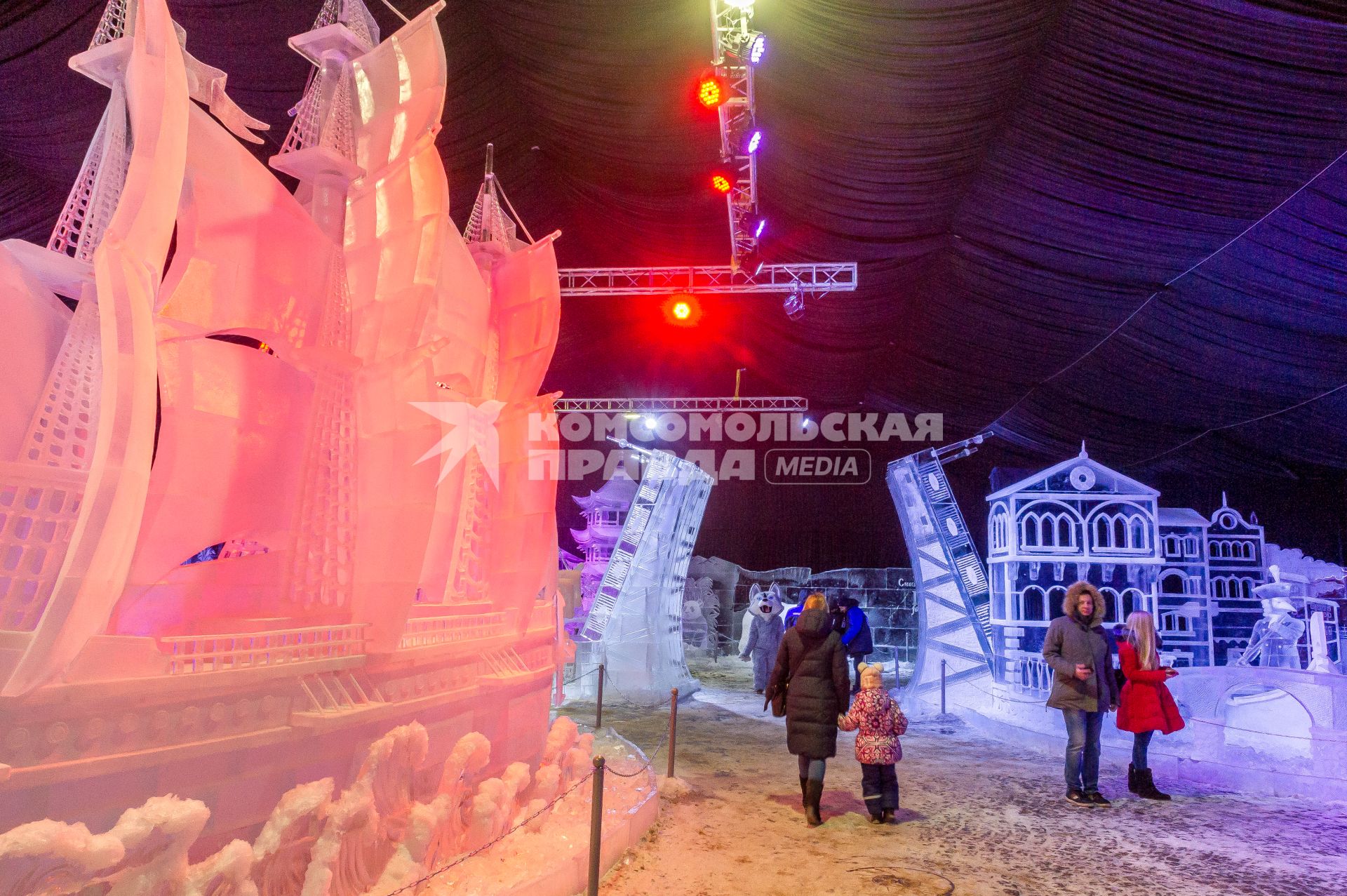 Санкт-Петербург. Посетители на фестивале ледовых скульптур ICE Fantasy в Петропавловской крепости.