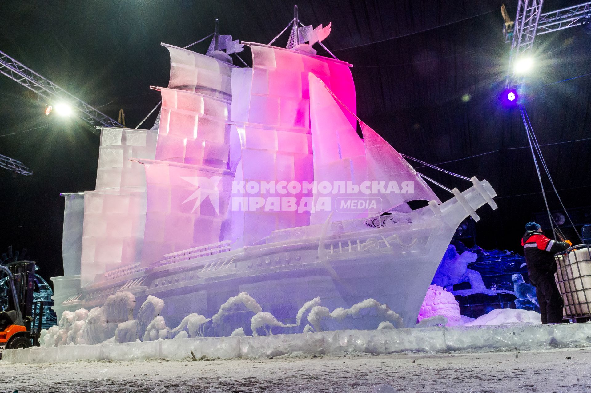 Санкт-Петербург.   Восьмиметровый парусник под алыми парусами  на фестивале ледовых скульптур ICE Fantasy в Петропавловской крепости.