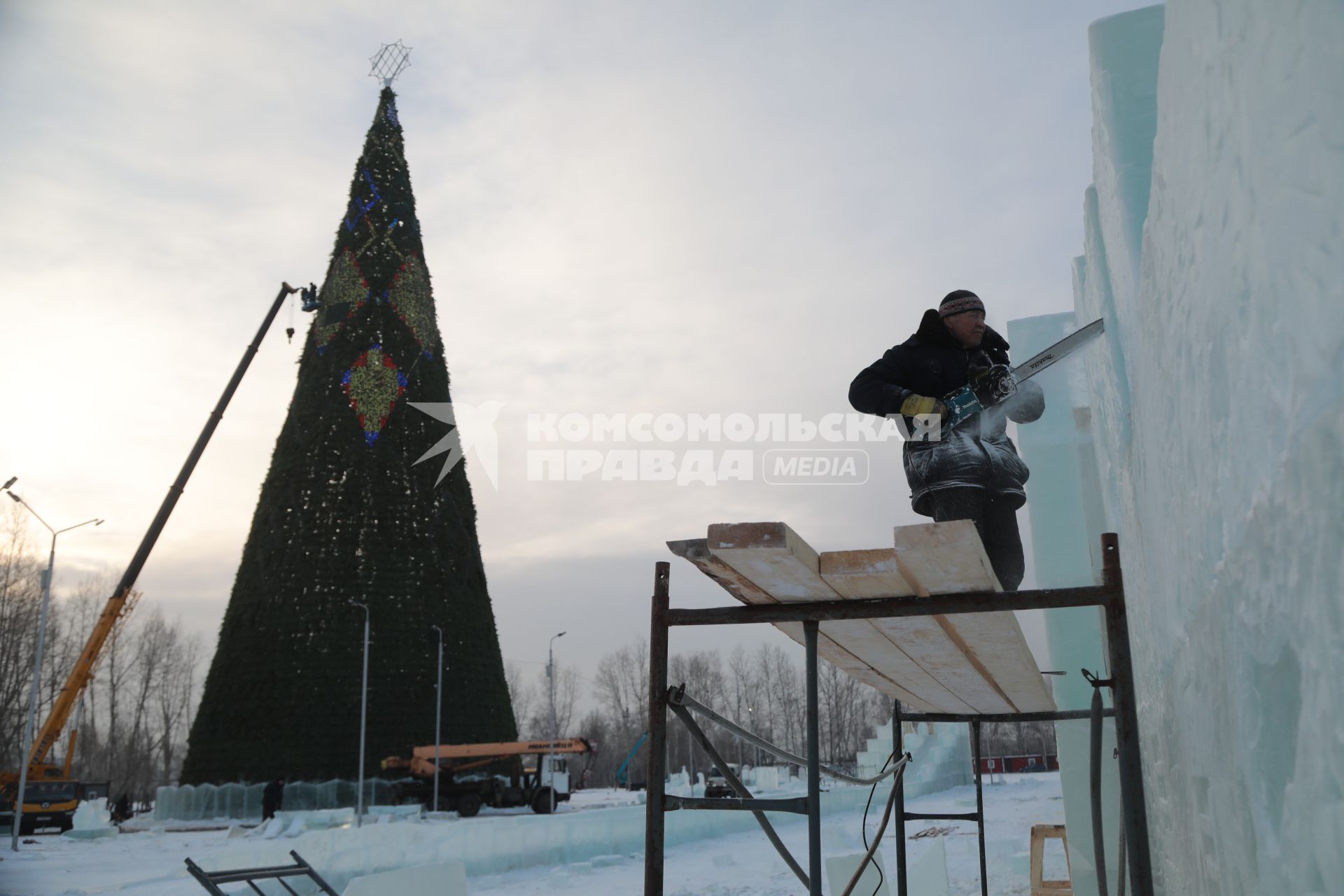 Красноярск. Установка самой высокой елки России  ( 57 метров).