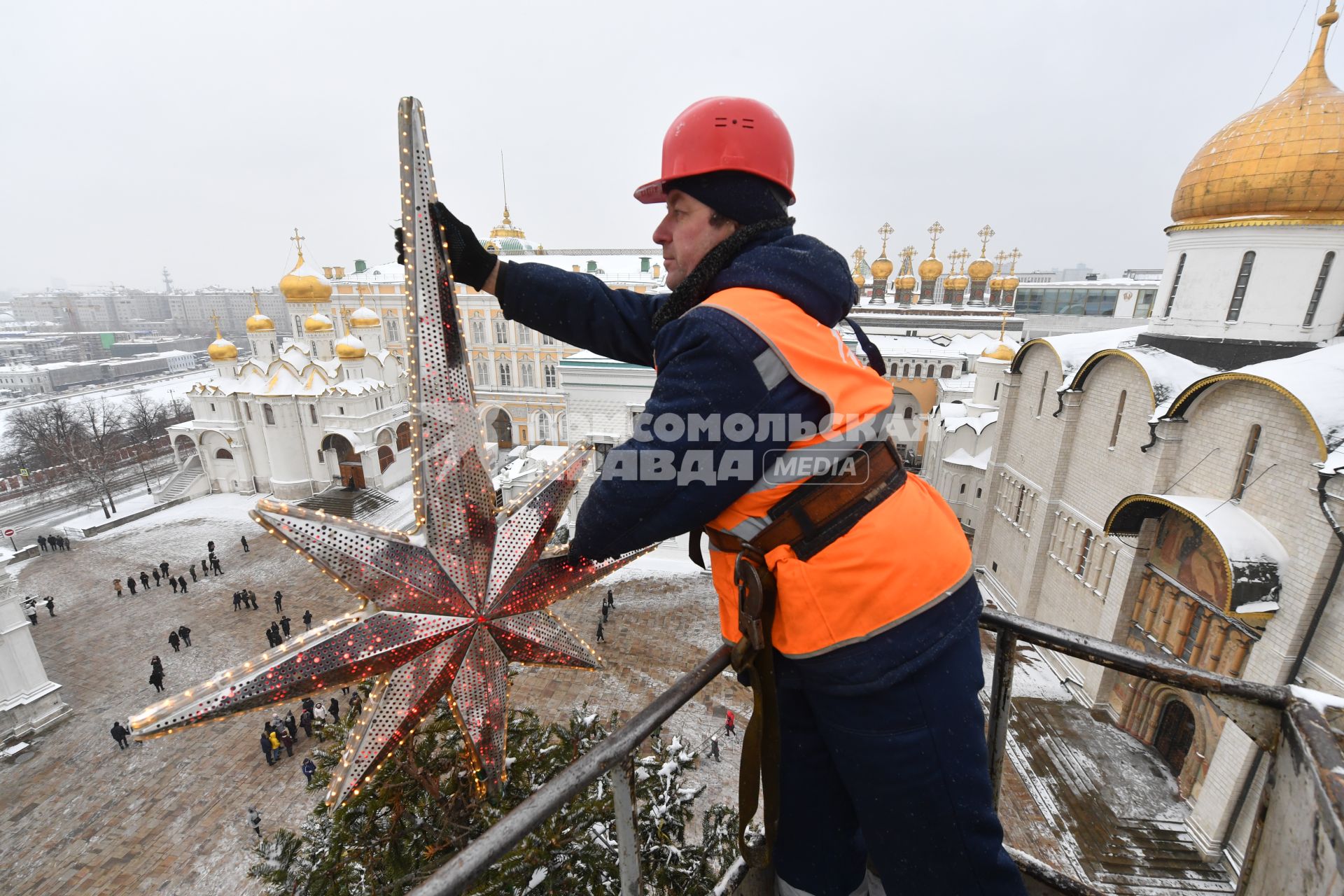 Москва.  Рабочий украшает главную новогоднюю  елку страны на Соборной площади Московского Кремля.