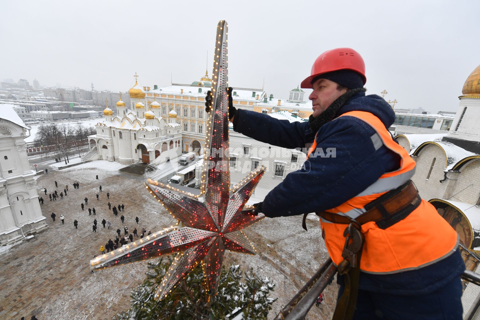 Москва.  Рабочий украшает главную новогоднюю  елку страны на Соборной площади Московского Кремля.