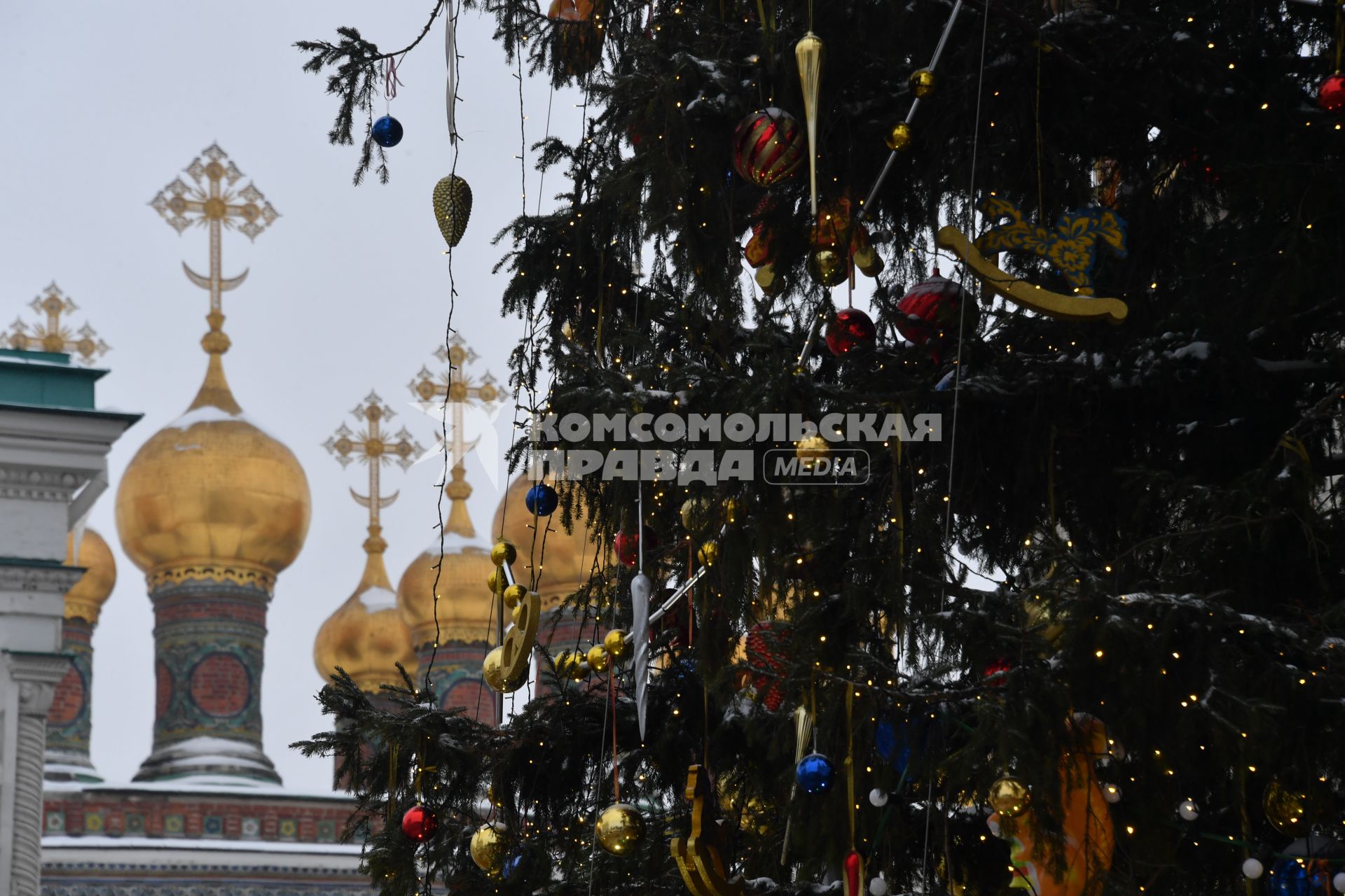 Москва.  Украшенная новогодняя елка на Соборной площади Московского Кремля.