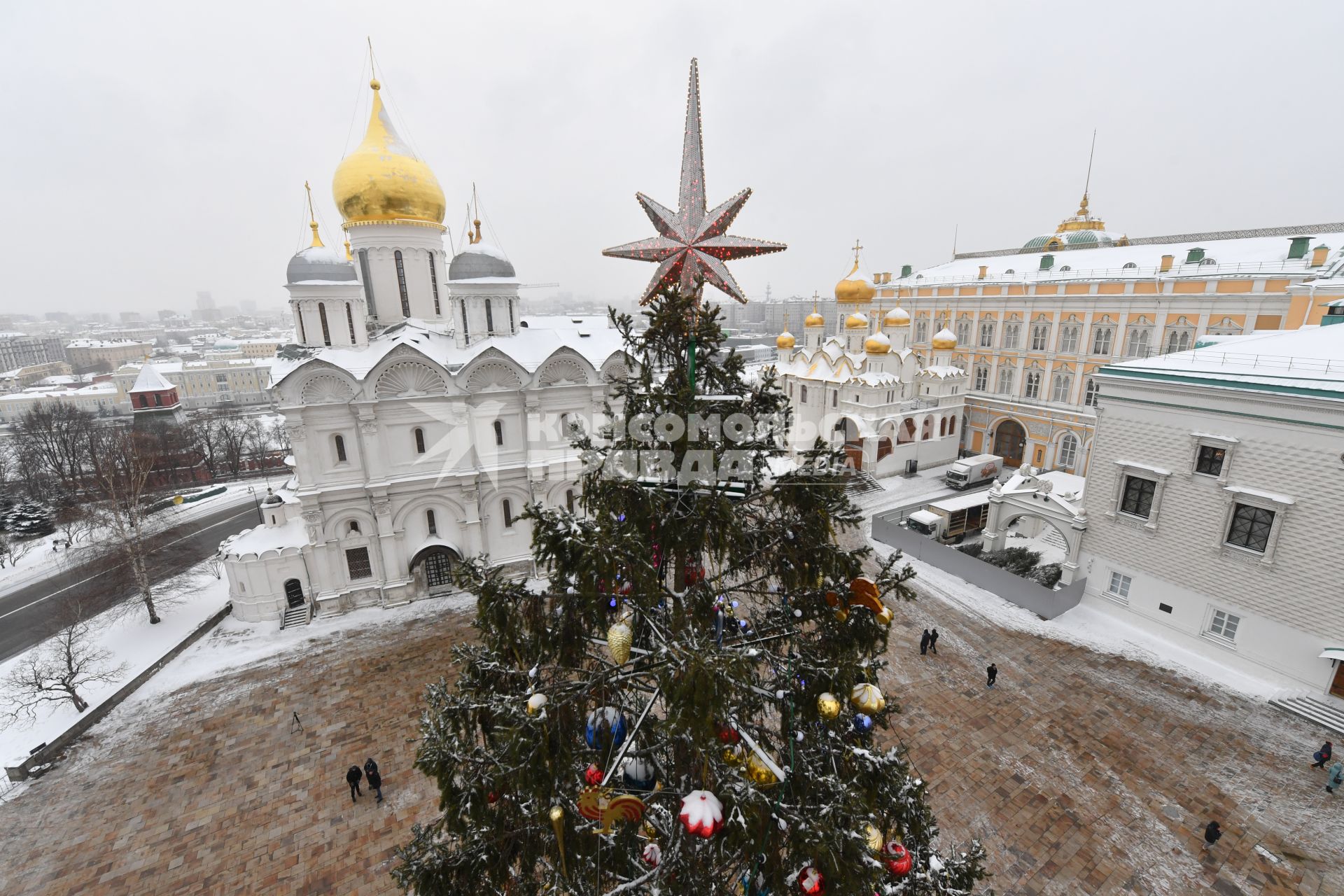 Москва.  Украшенная новогодняя елка на Соборной площади Московского Кремля.