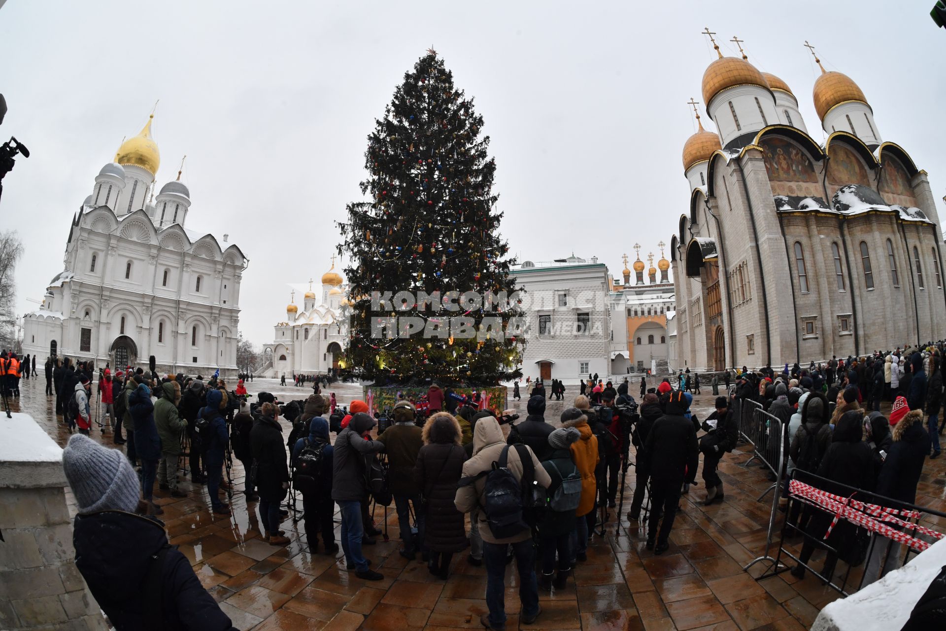 Москва.  Украшенная новогодняя елка на Соборной площади Московского Кремля.