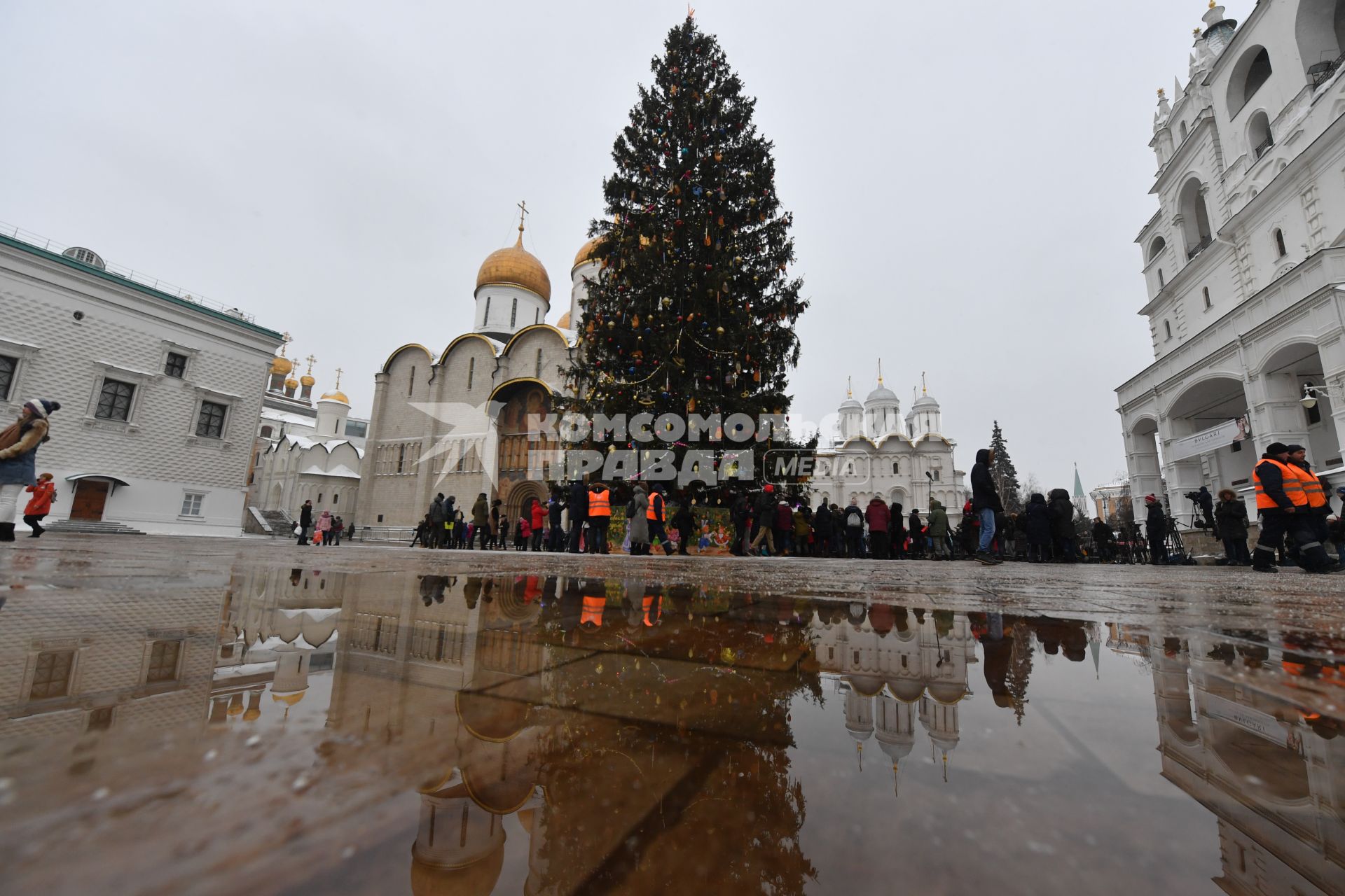 Москва.  Украшенная новогодняя елка на Соборной площади Московского Кремля.