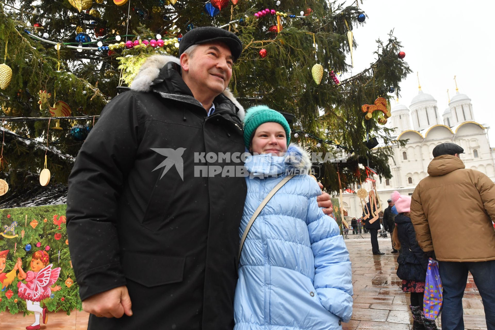 Москва. Президент Федерации хоккея России  Владислав Третьяк  принял  участие в украшении новогодней елки на Соборной площади Московского Кремля.