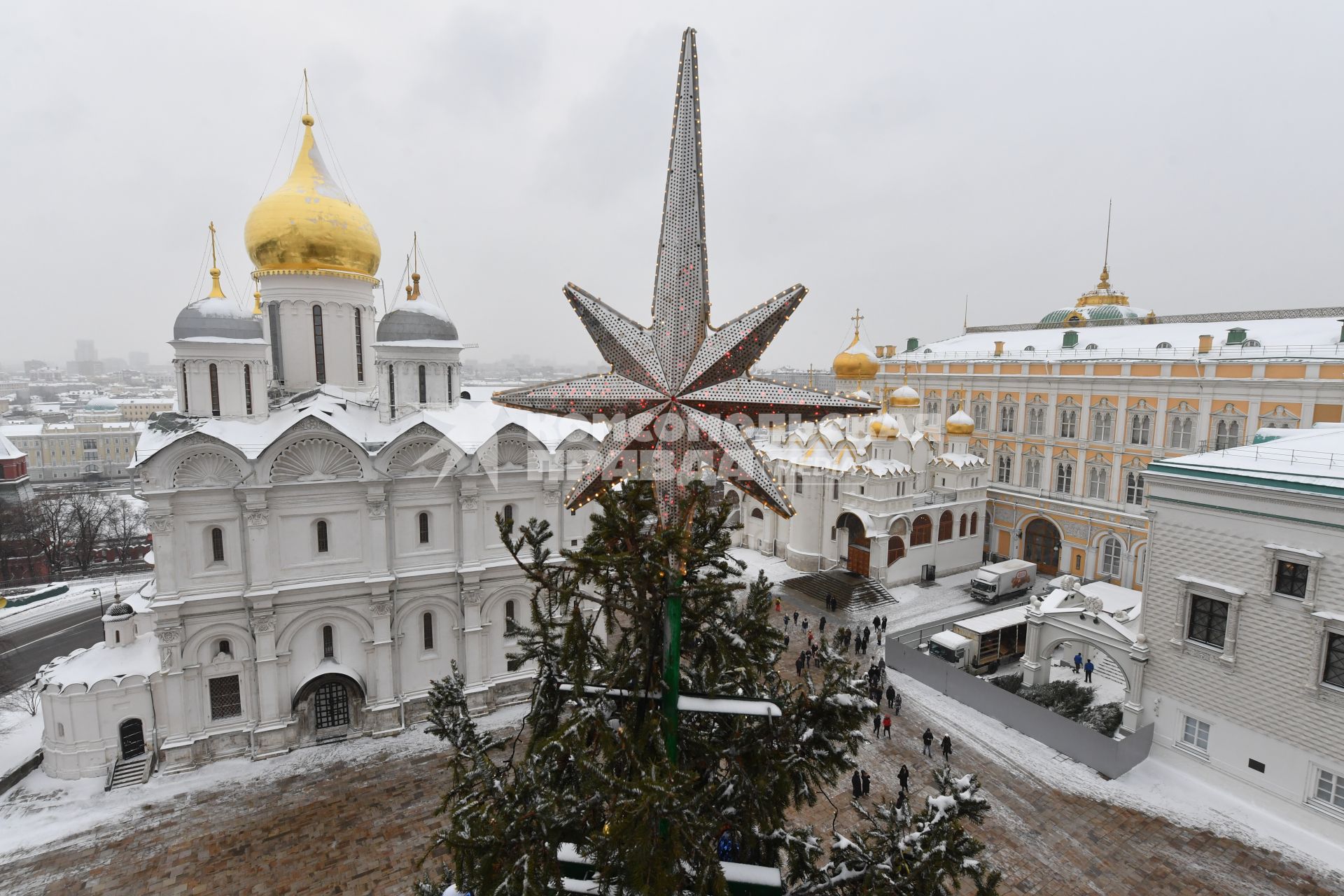 Москва.  Украшенная новогодняя елка на Соборной площади Московского Кремля.