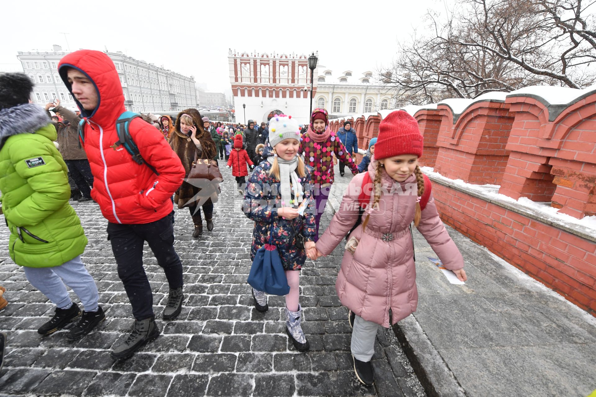 Москва.  Дети идут в Кремль по Троицкому мосту.